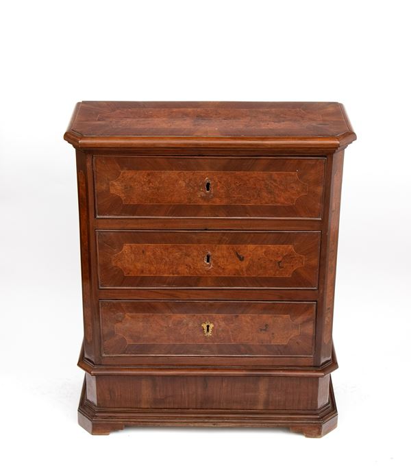 Lombardian chest of drawers in walnut