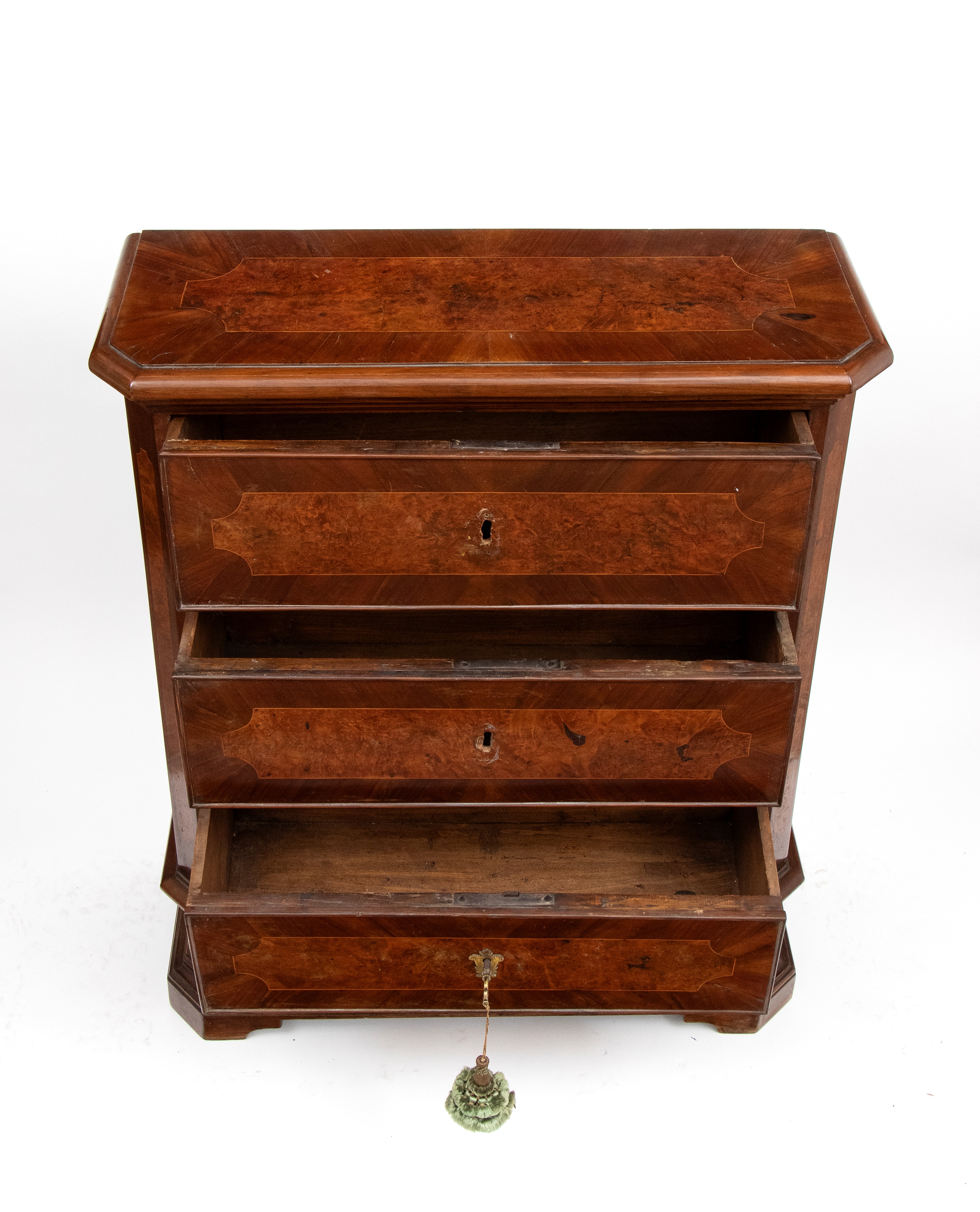 Cassettiera lombarda, XVIII secolo, noce con lastronatura a motivi specchiati