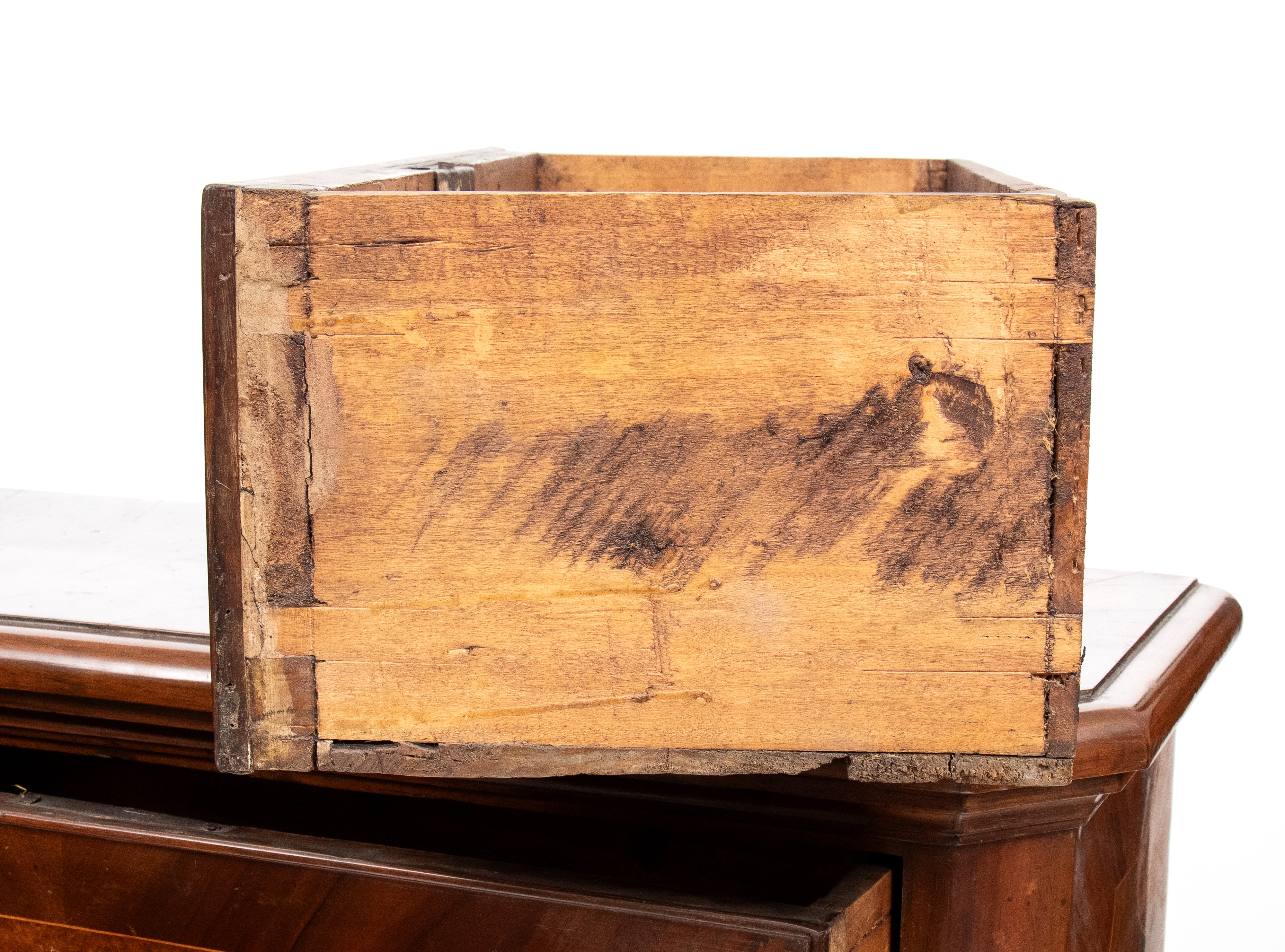Cassettiera lombarda, XVIII secolo, noce con lastronatura a motivi specchiati