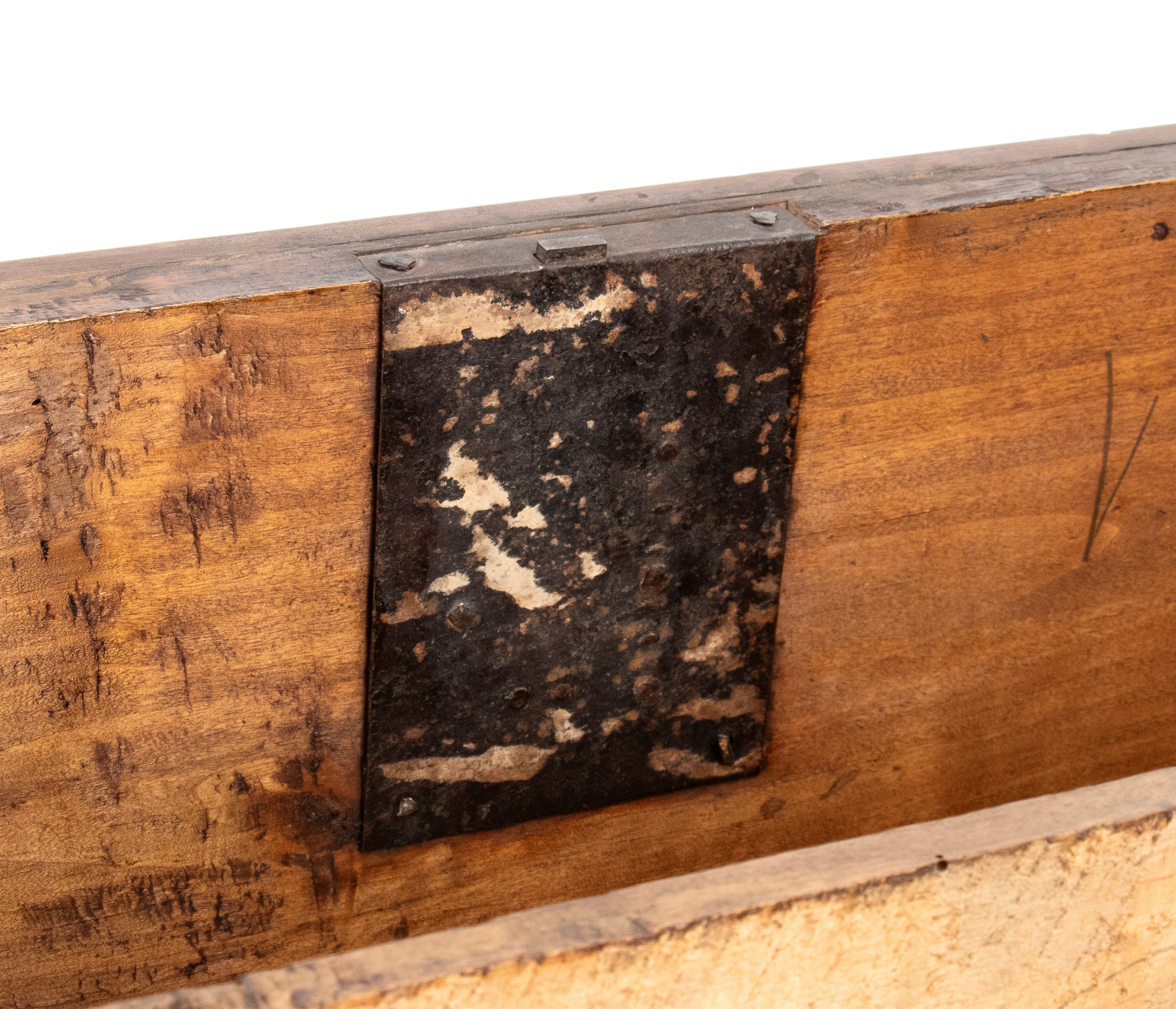Cassettiera lombarda, XVIII secolo, noce con lastronatura a motivi specchiati