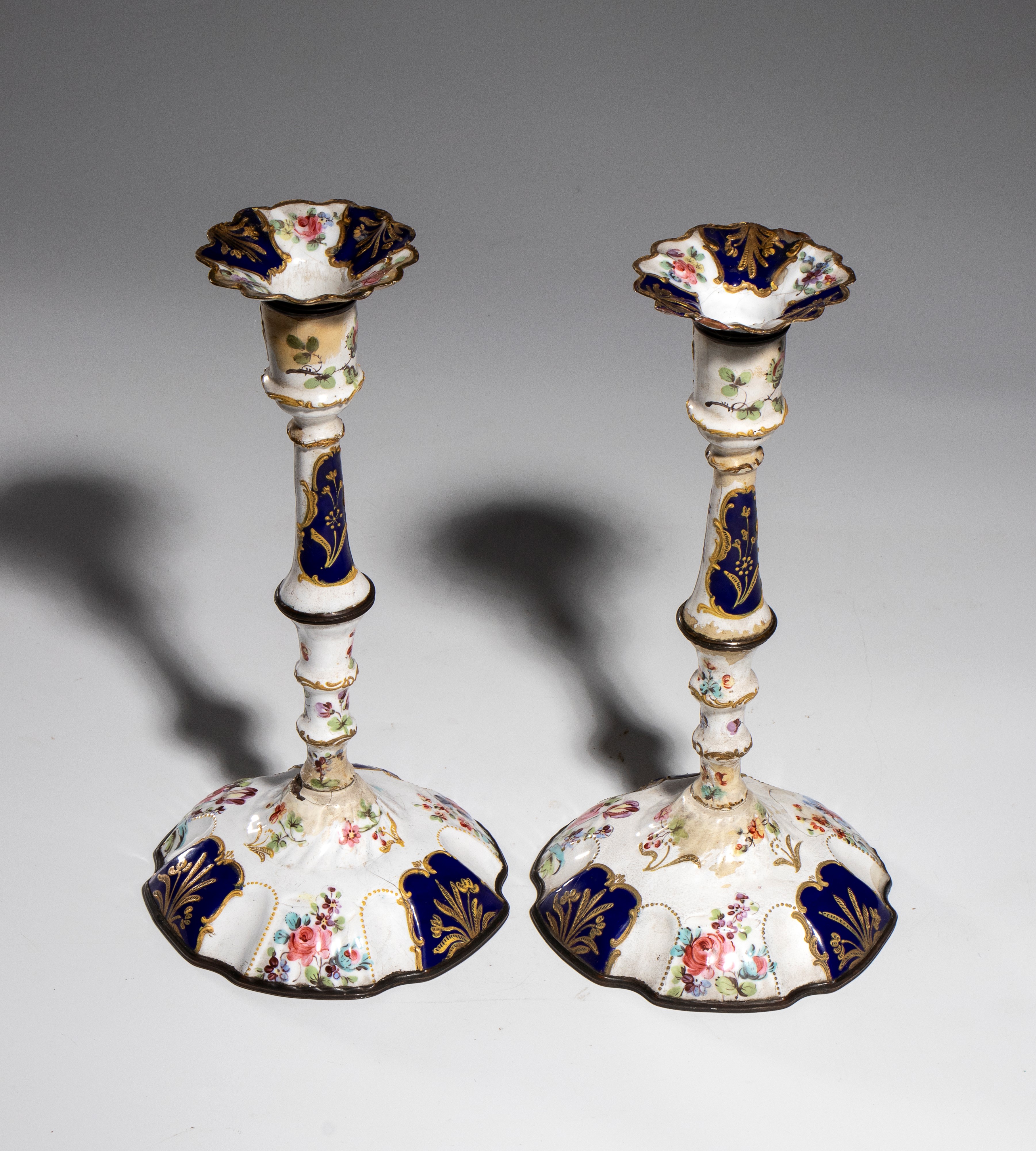 Coppia di candelabri in smalto di Bilston