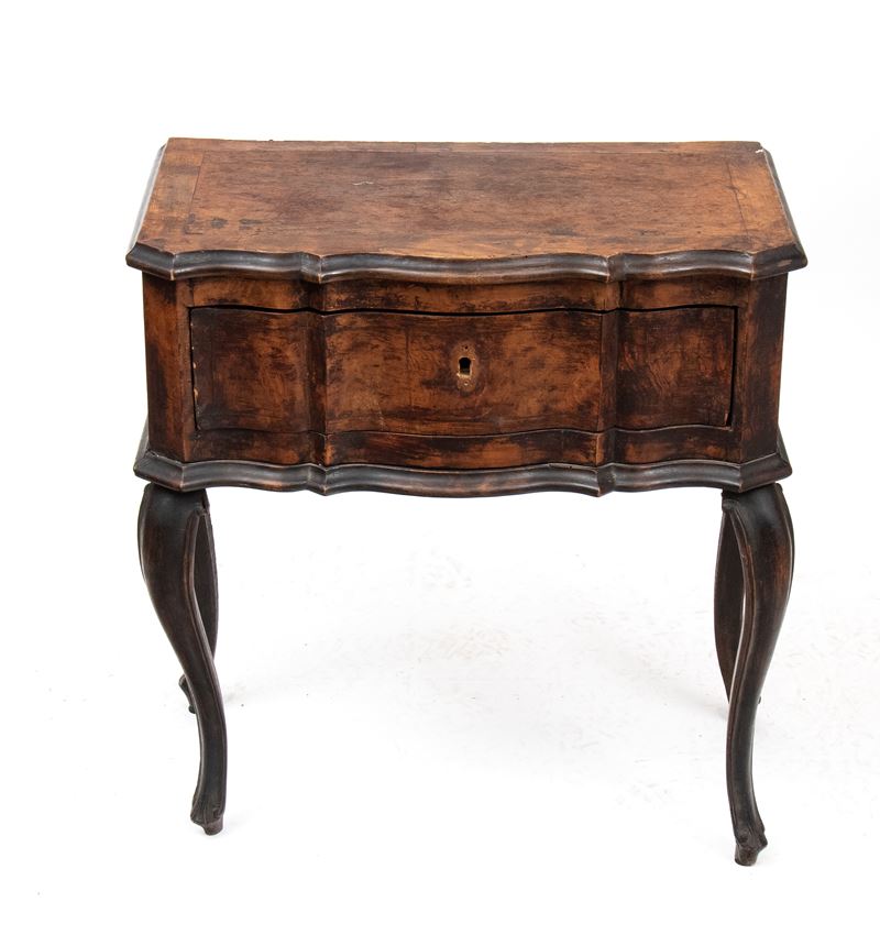Comodino lombardo, piano sagomato e cassetto frontale, lastronatura in noce (stile Luigi XV), XIX...