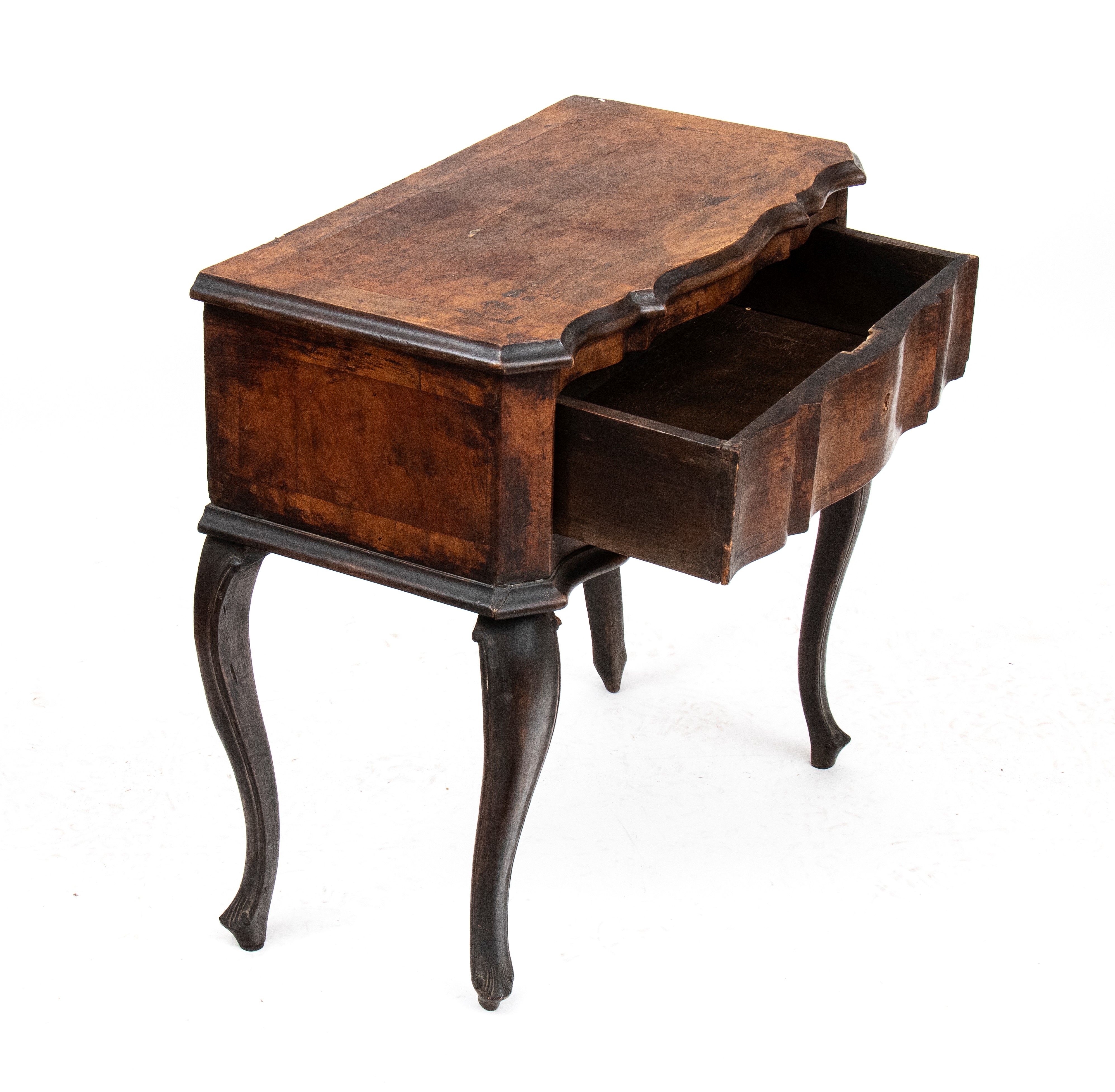 Comodino lombardo, piano sagomato e cassetto frontale, lastronatura in noce (stile Luigi XV), XIX...