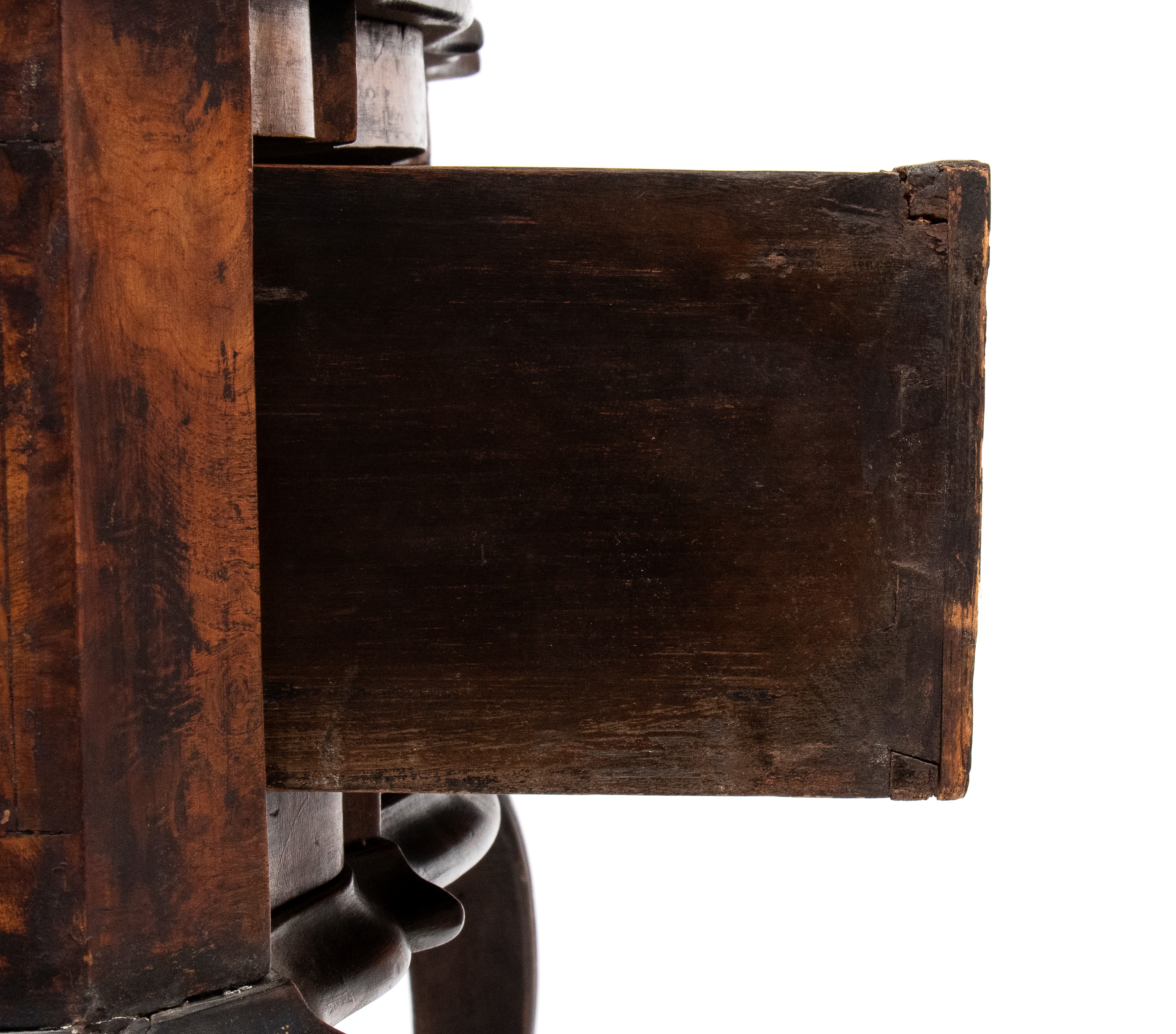 Comodino lombardo, piano sagomato e cassetto frontale, lastronatura in noce (stile Luigi XV), XIX...