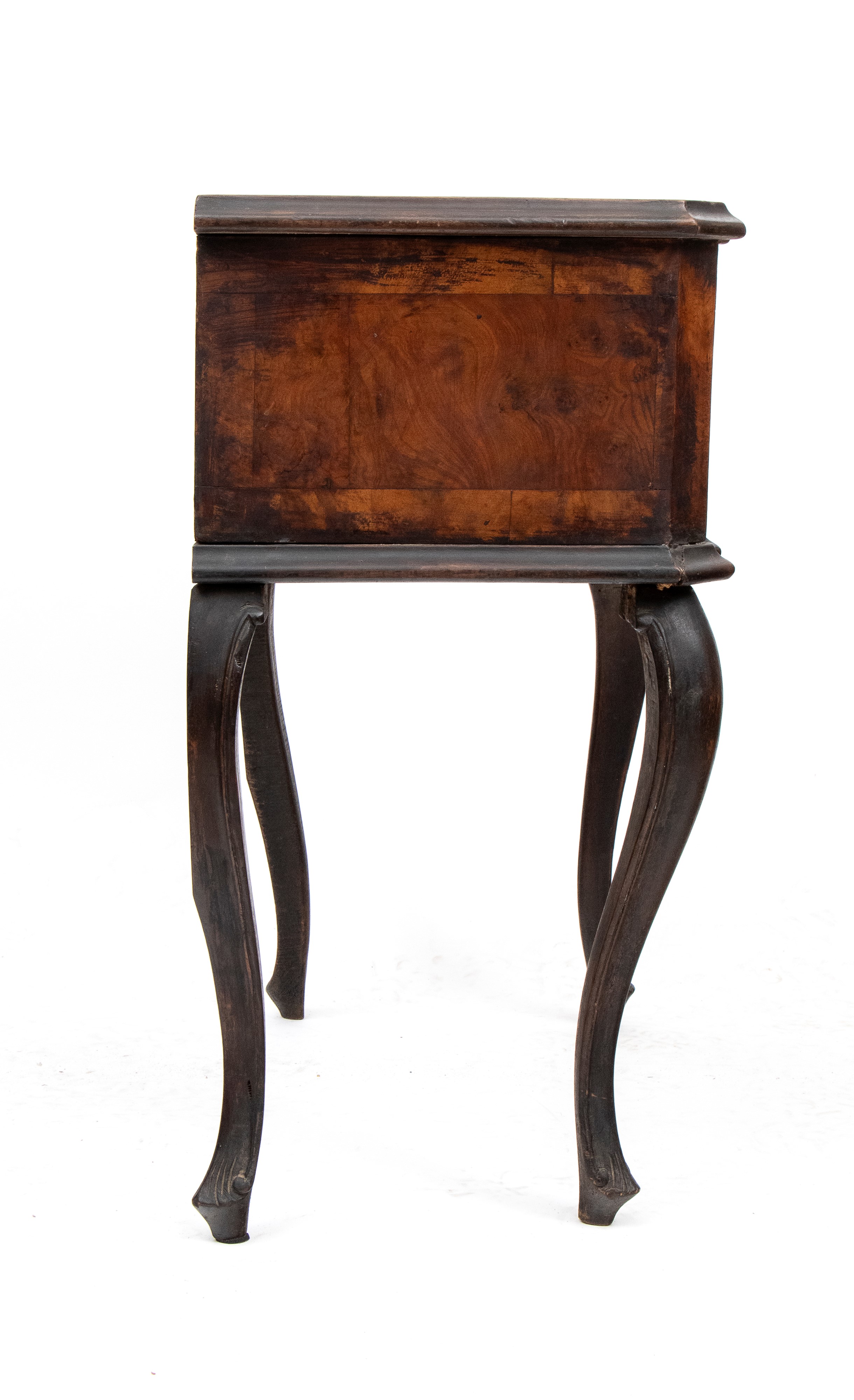 Comodino lombardo, piano sagomato e cassetto frontale, lastronatura in noce (stile Luigi XV), XIX...