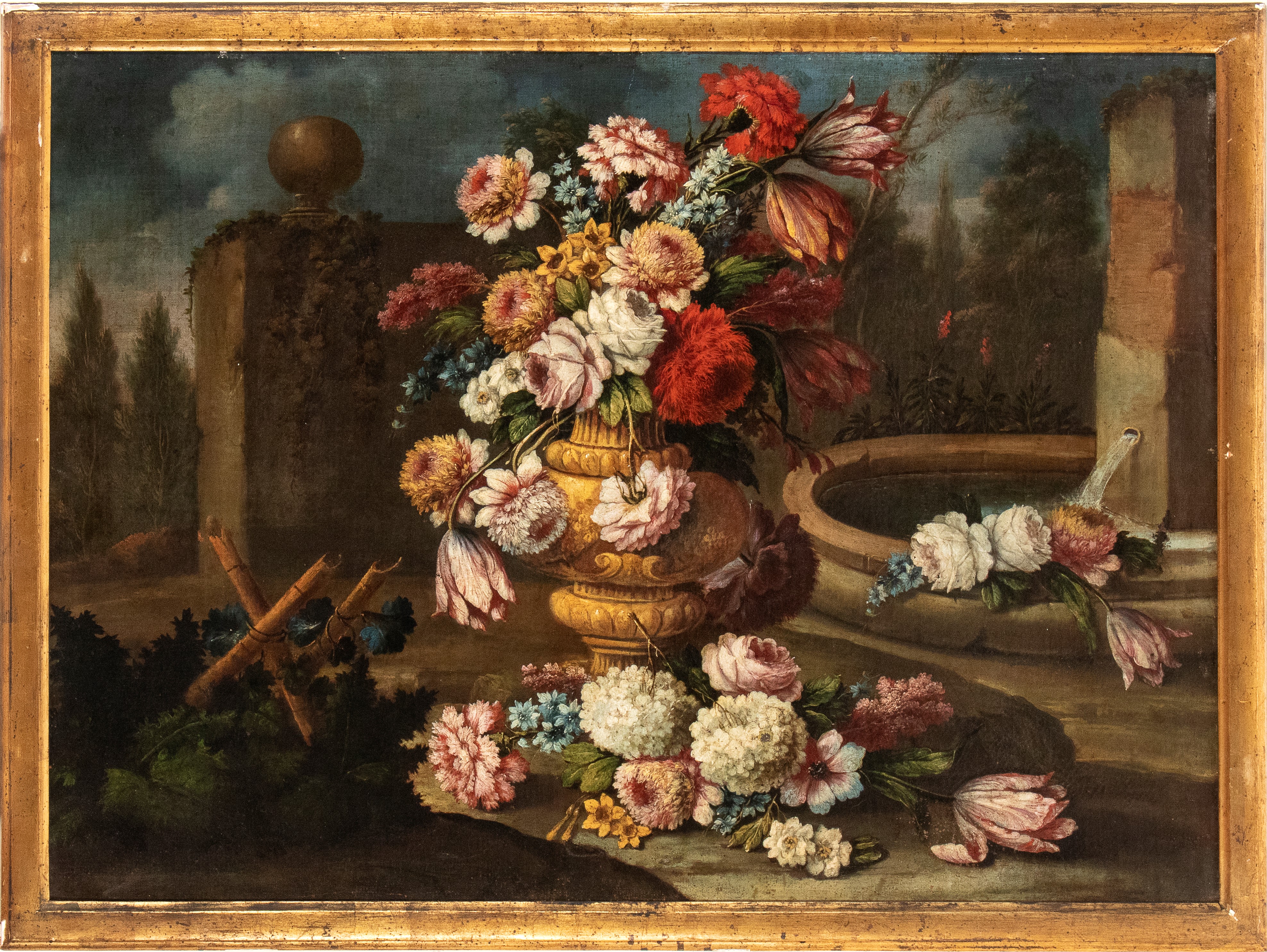 Bouquet di fiori in un vaso presso un fontanile