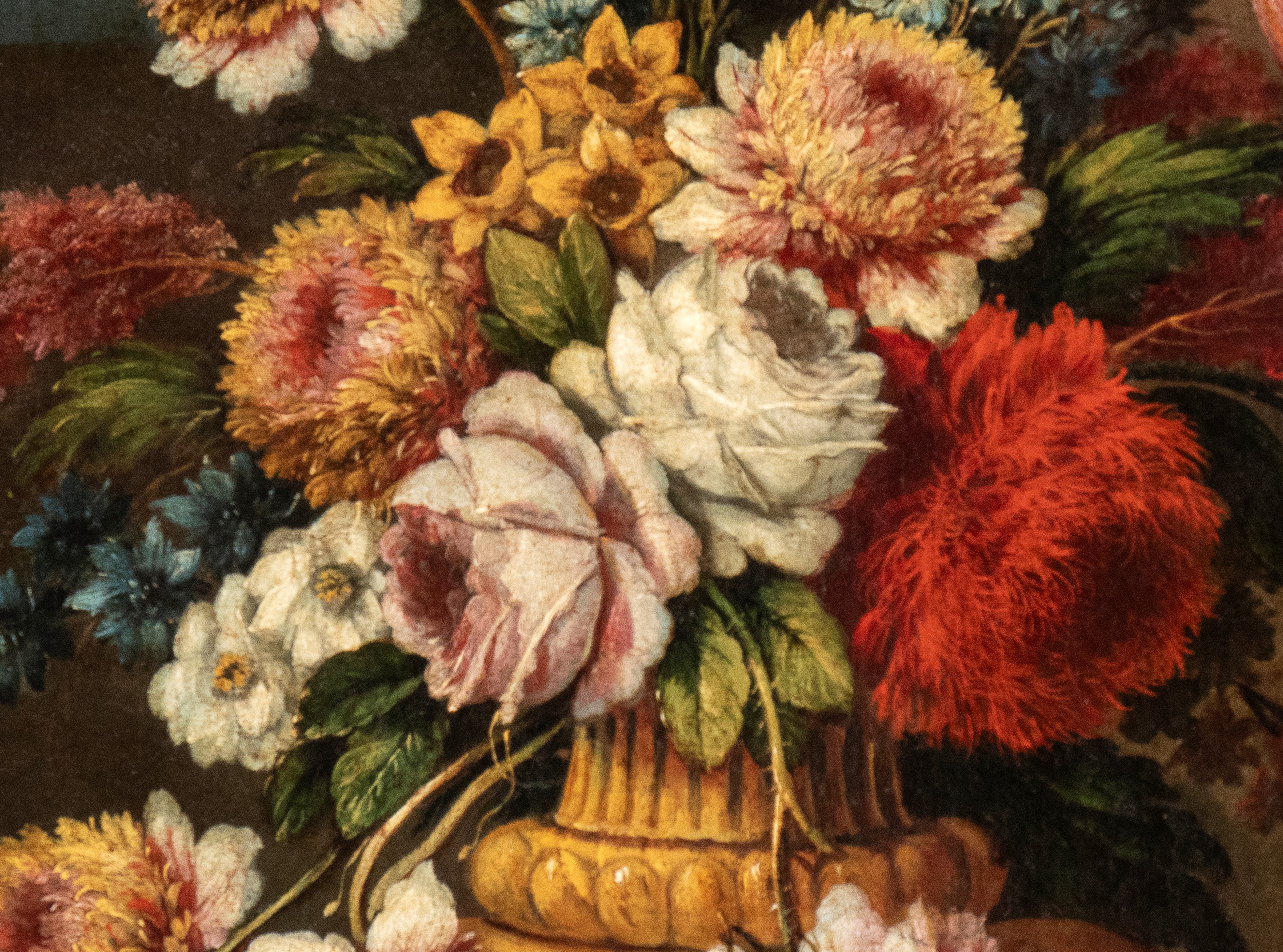 Bouquet di fiori in un vaso presso un fontanile