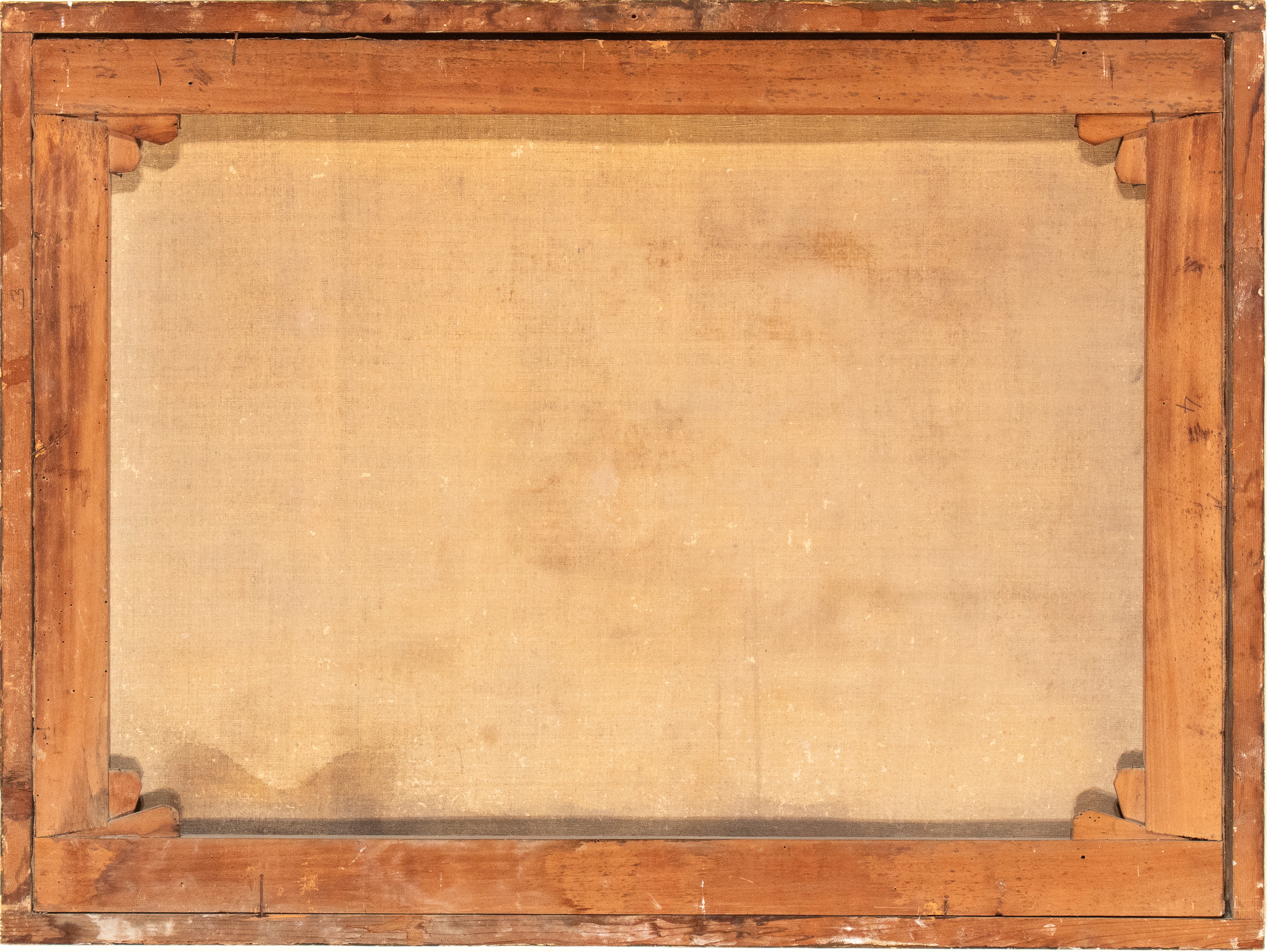 Bouquet di fiori in un vaso presso un fontanile