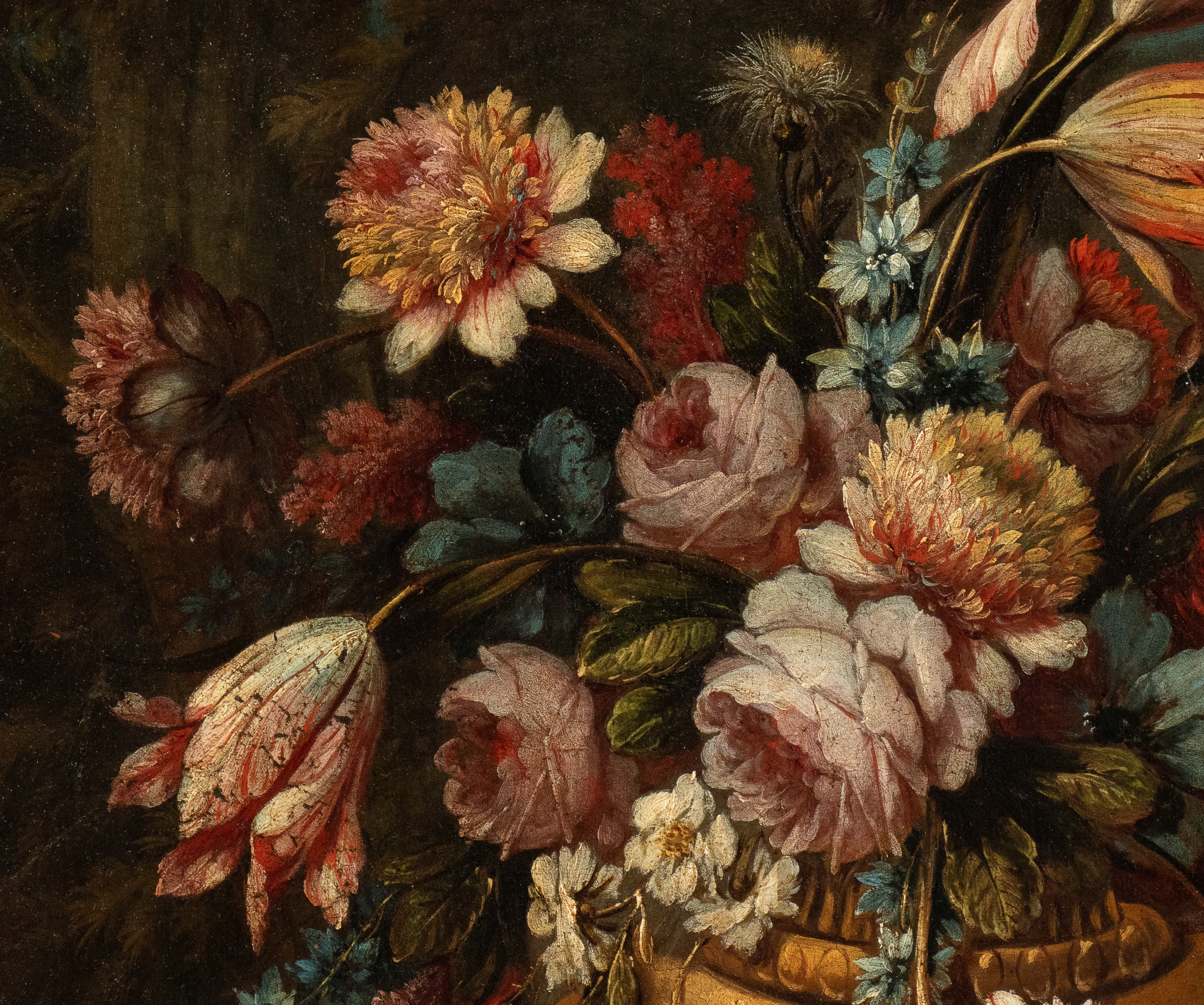 Bouquet di fiori in un vaso con cesto