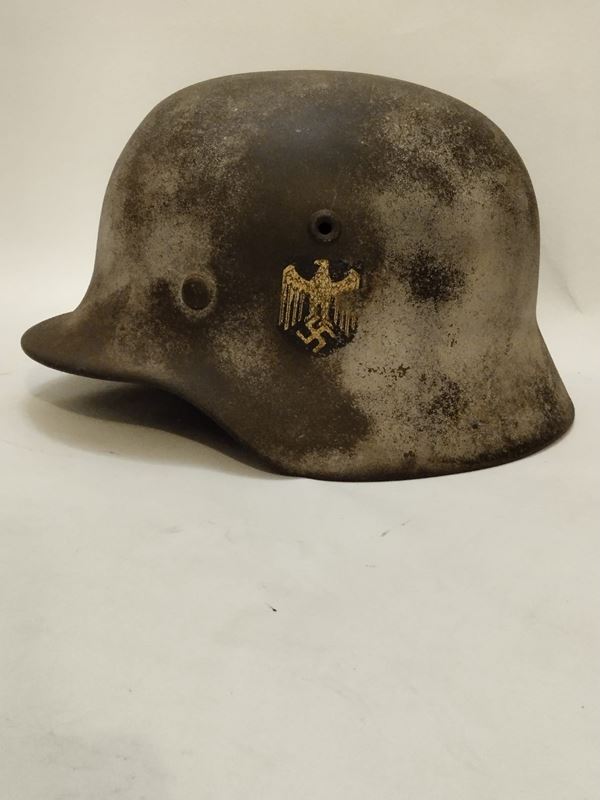Germania III Reich, elmetto M.40 con mimetismo bianco.