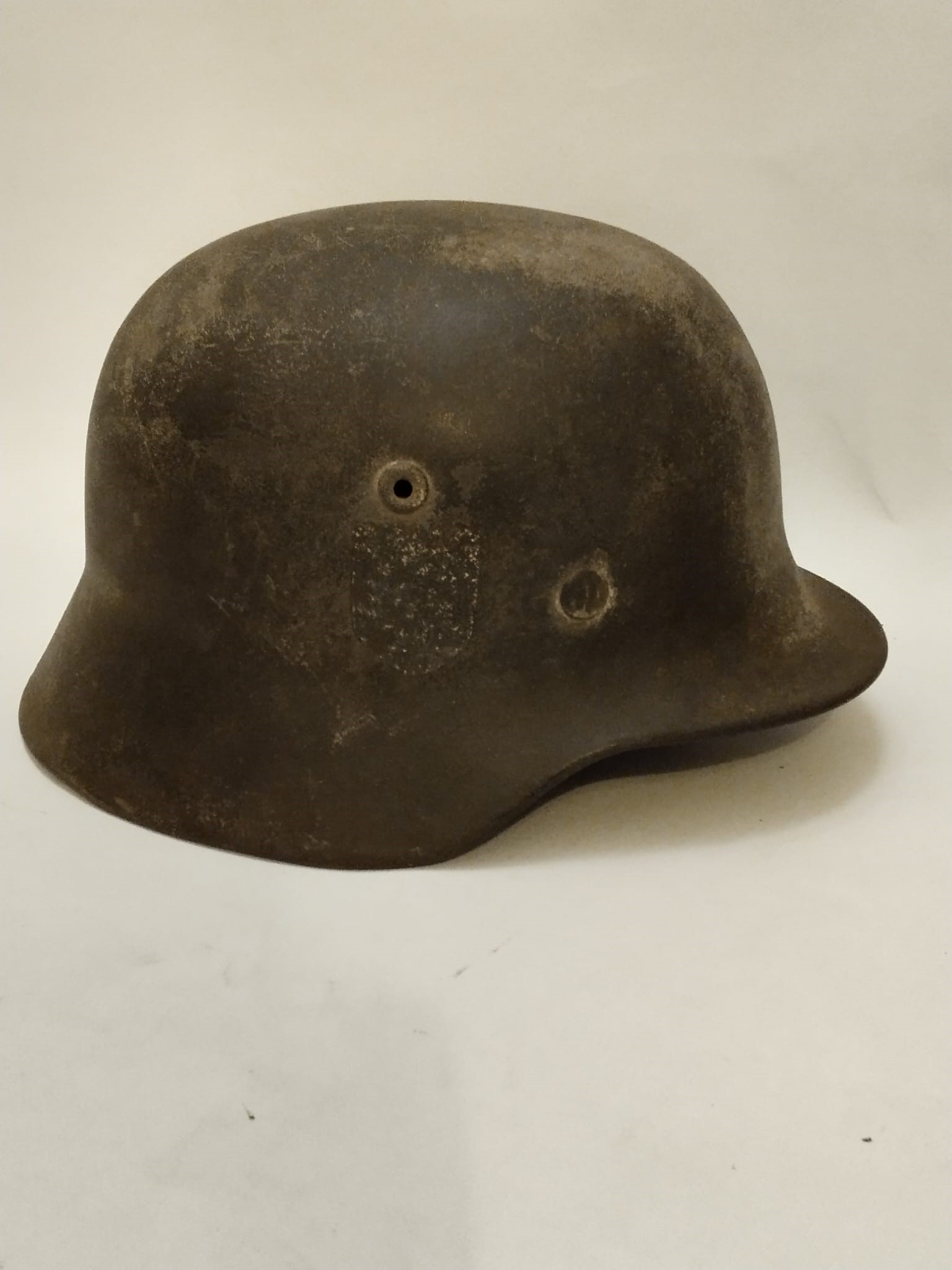 Germania III Reich, elmetto M.40 con mimetismo bianco.