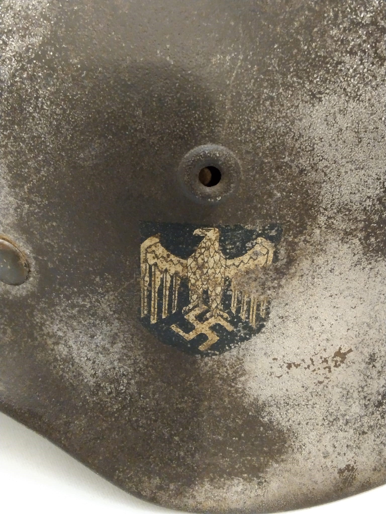 Germania III Reich, elmetto M.40 con mimetismo bianco.