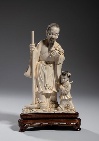 Gruppo figurato in avorio, Cina, dinastia Qing, 23 cm x 14 cm