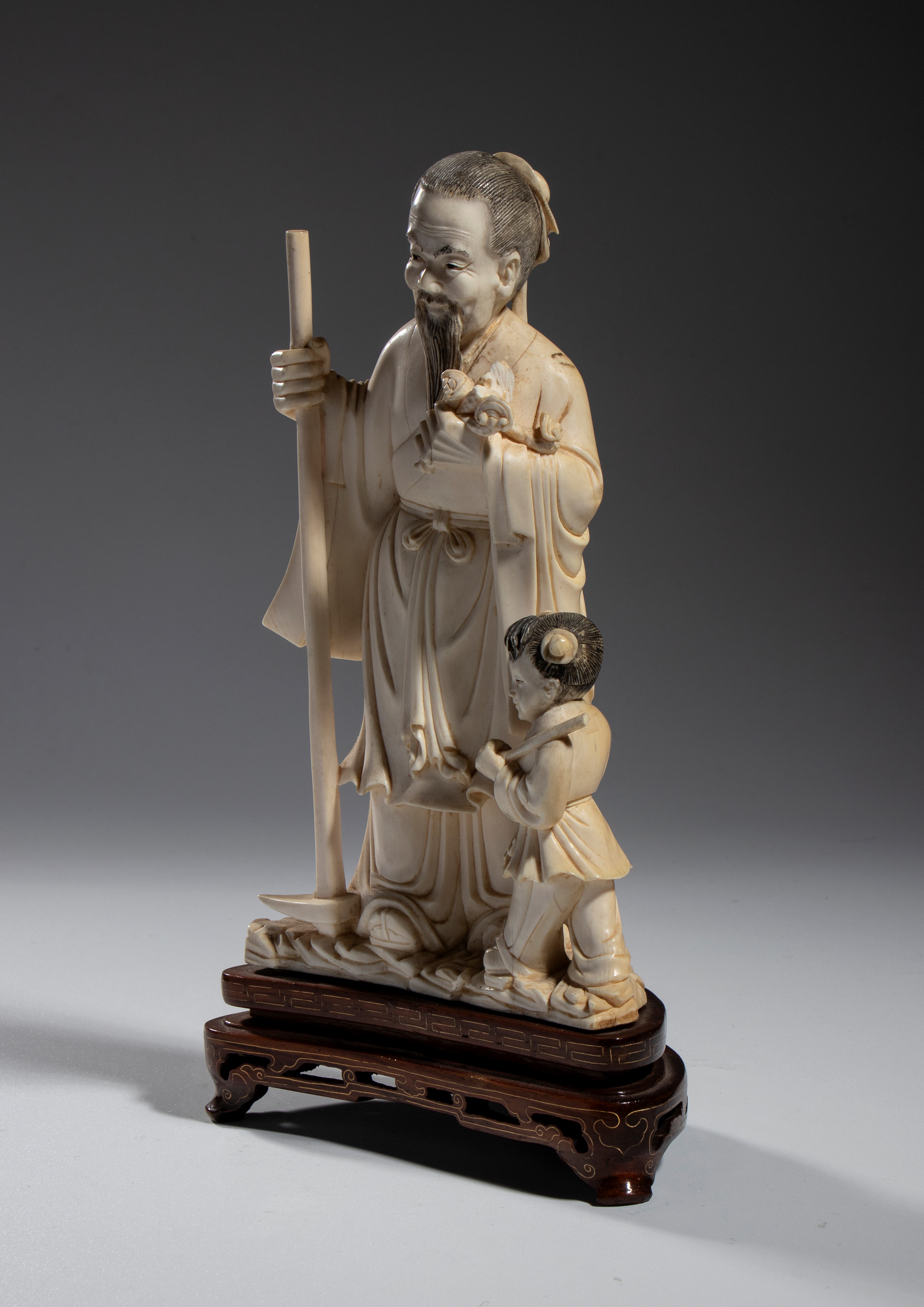 Gruppo figurato in avorio, Cina, dinastia Qing, 23 cm x 14 cm
