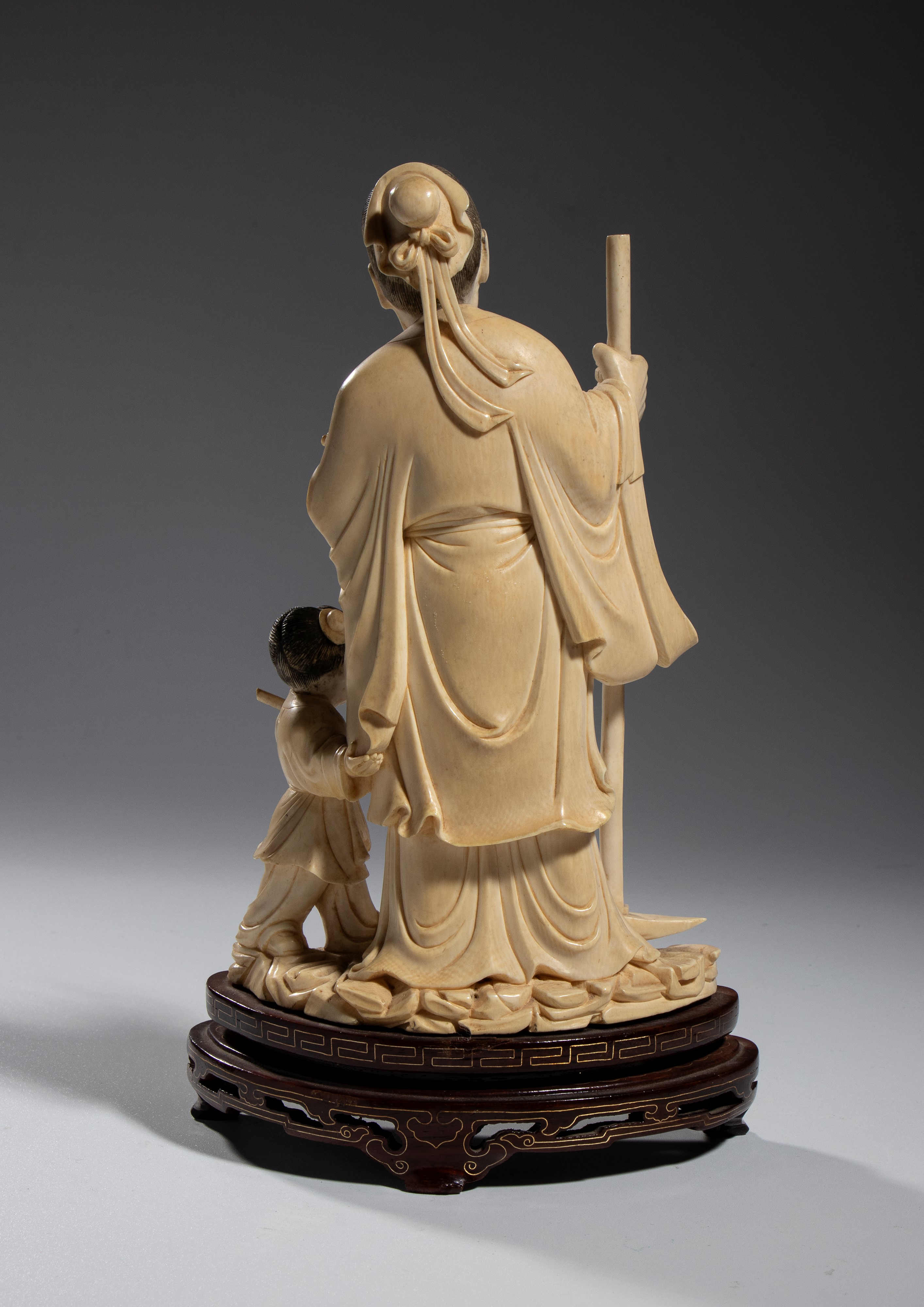 Gruppo figurato in avorio, Cina, dinastia Qing, 23 cm x 14 cm