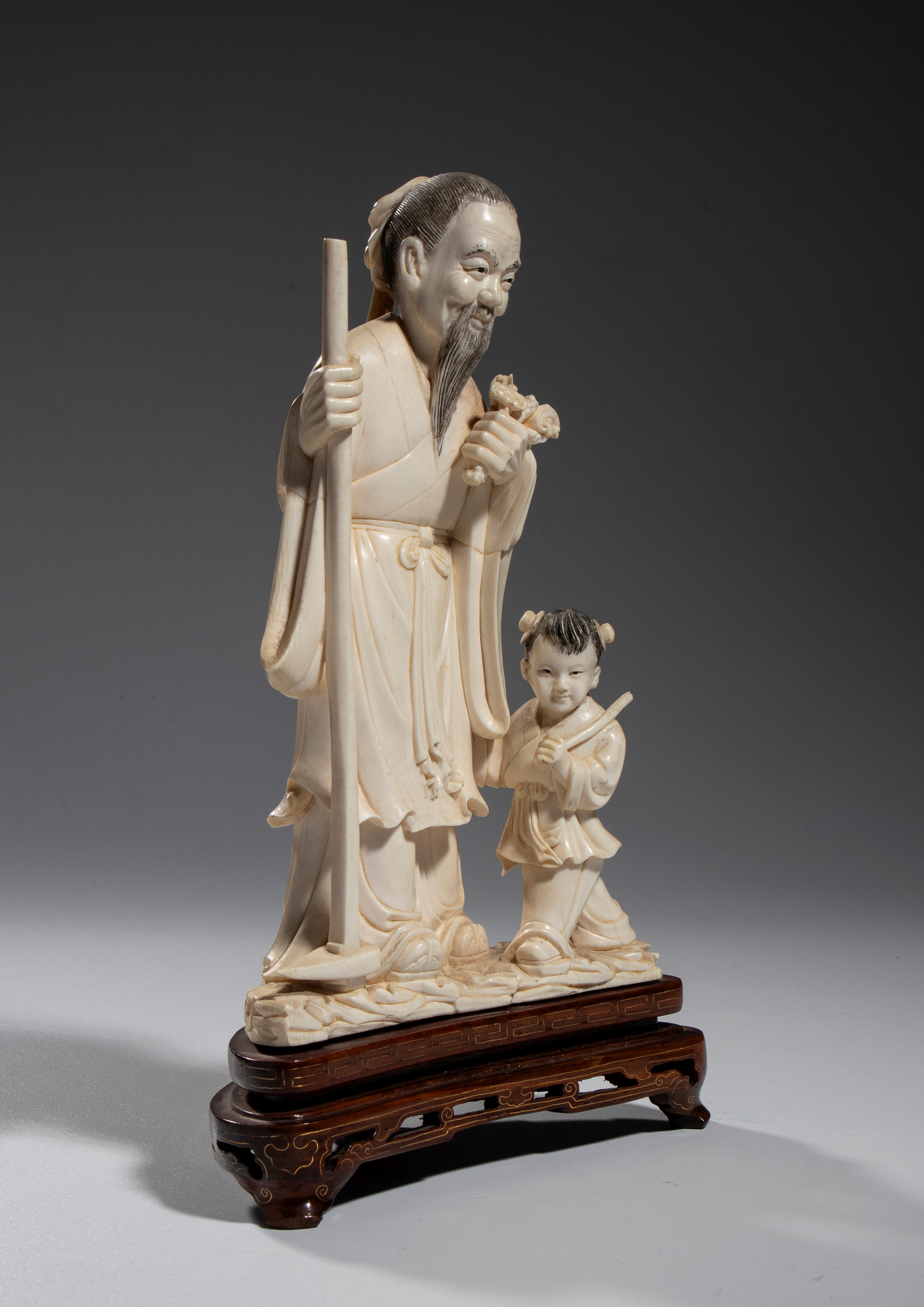 Gruppo figurato in avorio, Cina, dinastia Qing, 23 cm x 14 cm