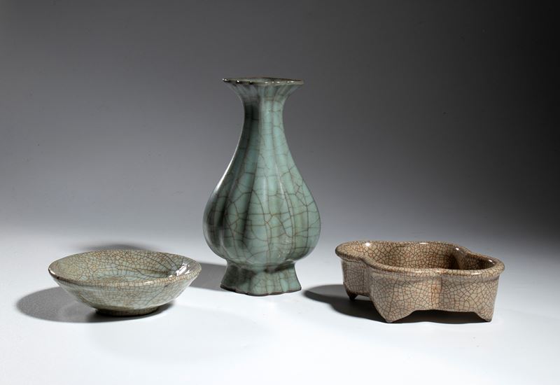 Cina, Gruppo di tre vasi e piatti in celadon craquelé, XX secolo