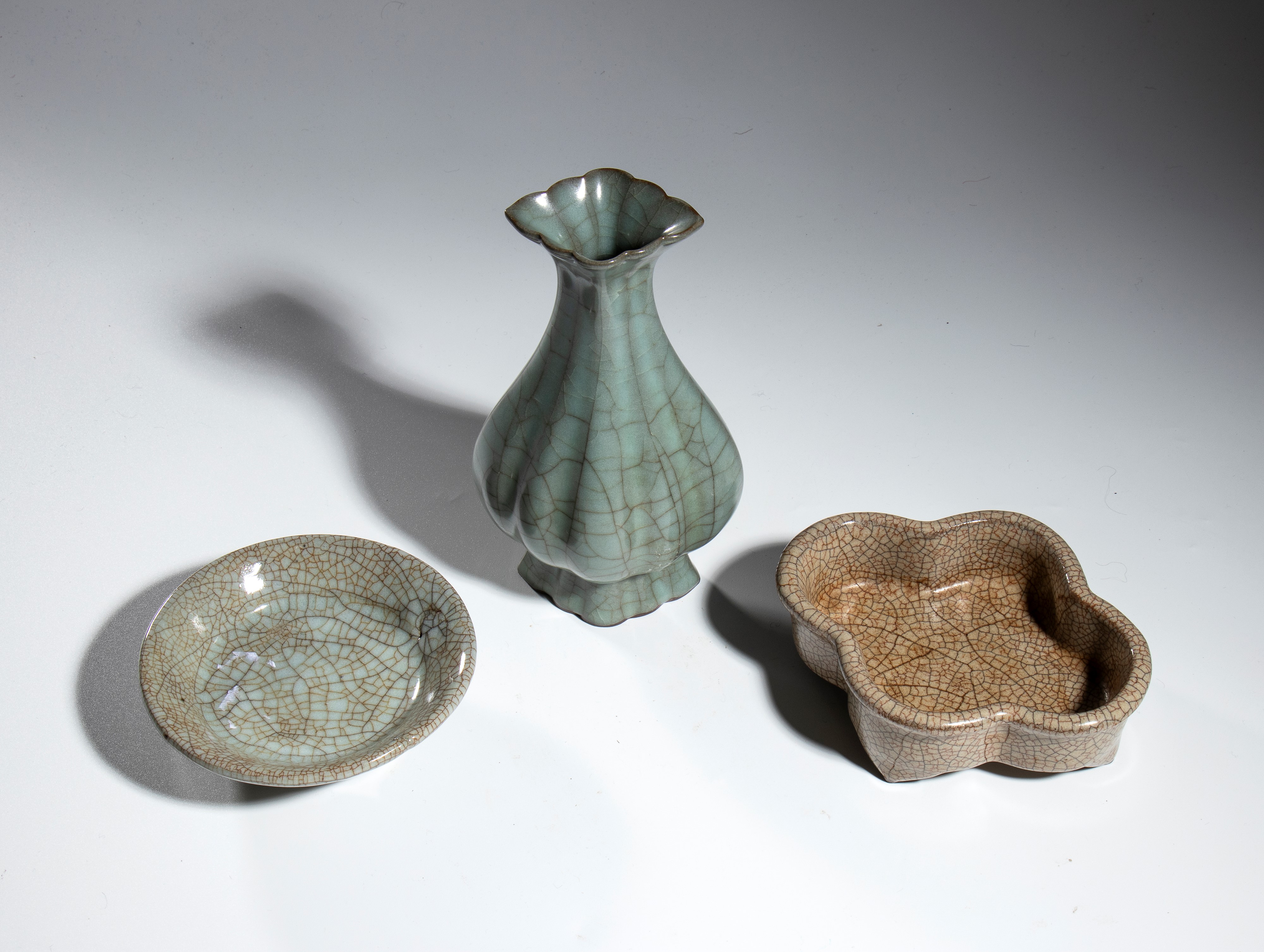 Cina, Gruppo di tre vasi e piatti in celadon craquelé, XX secolo