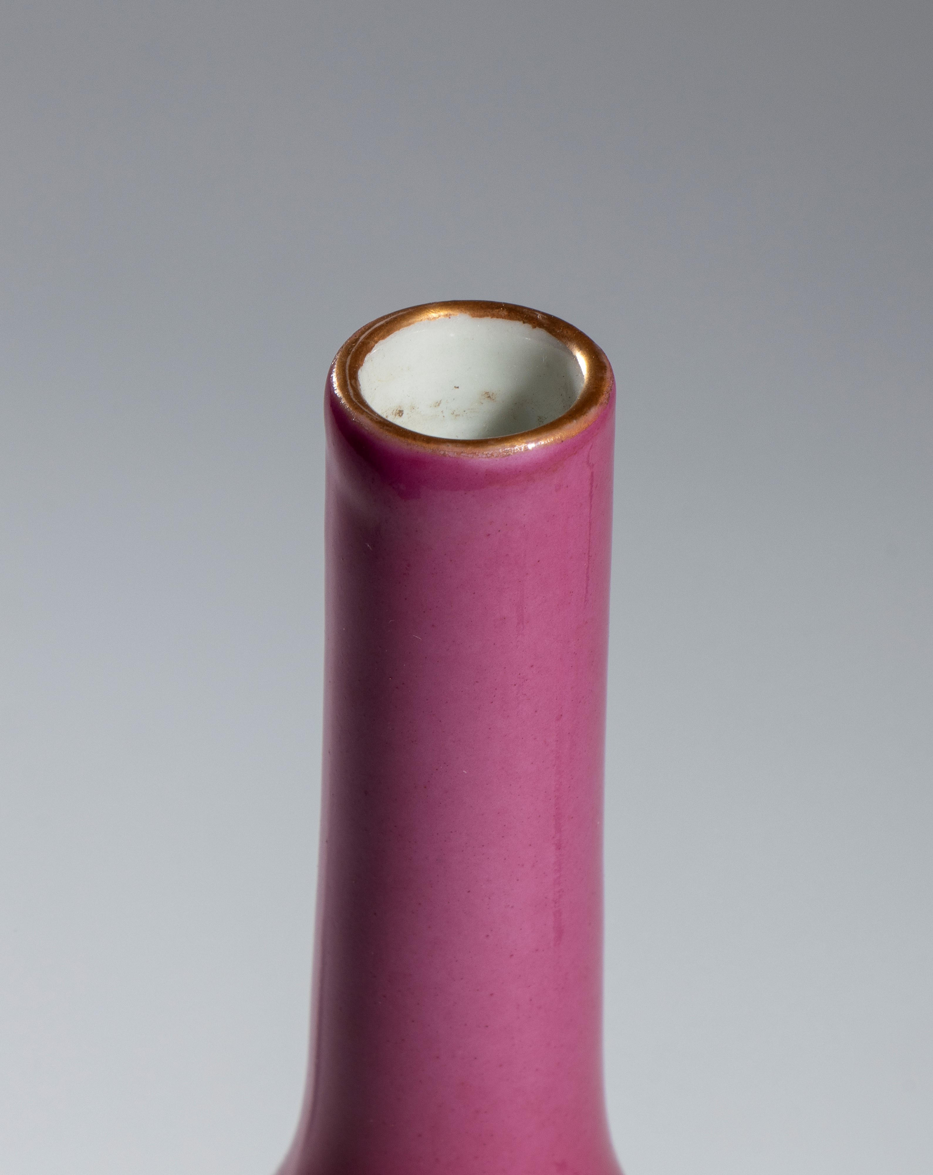 Vaso a bottiglia in porcellana con invetriatura rubino, Cina, XX secolo