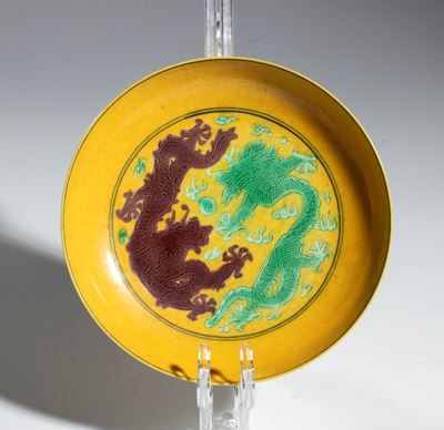 Piatto a forma di drago, smaltatura verde e melanzana su fondo giallo, Cina, XX secolo