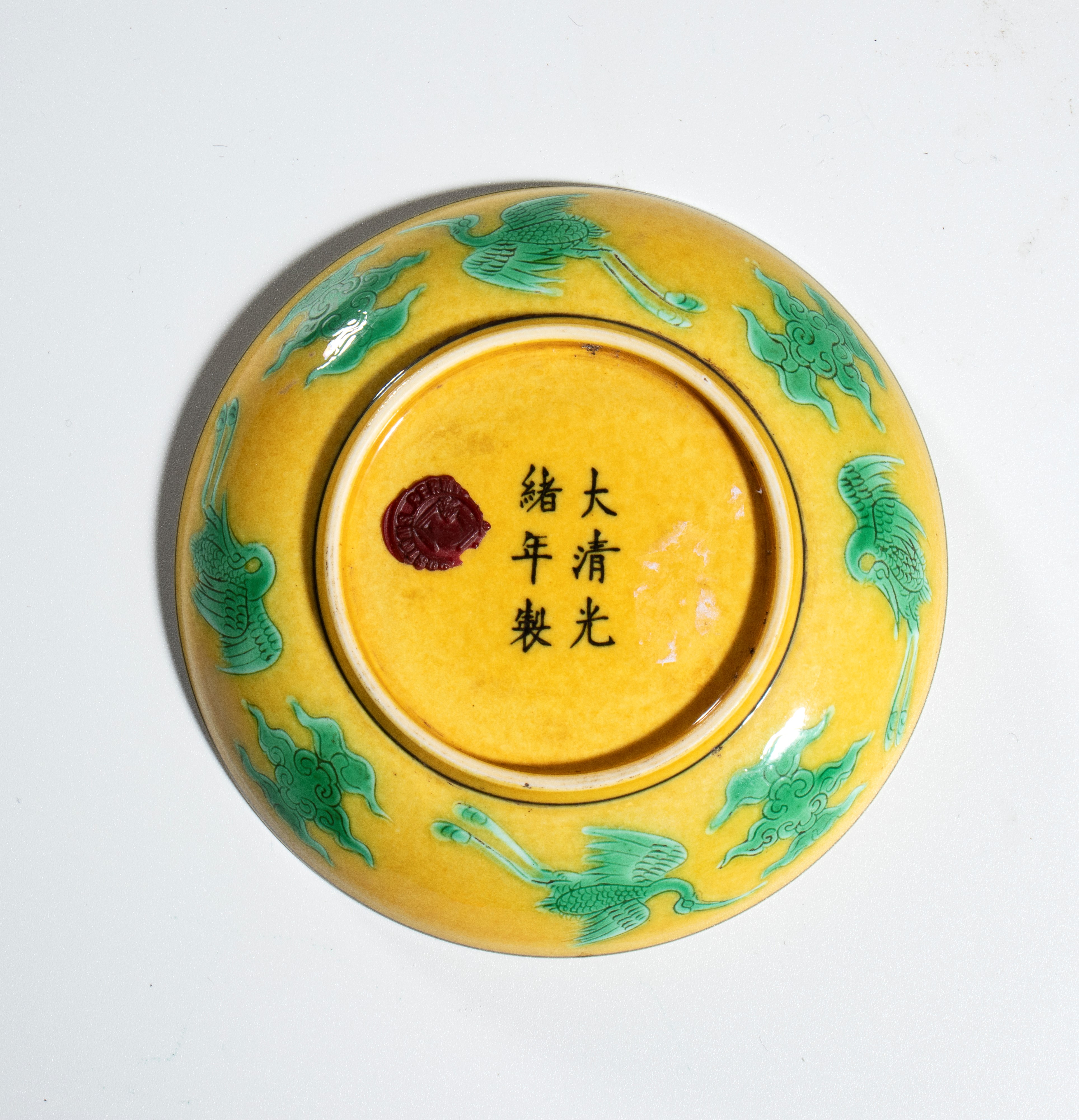 Piatto a forma di drago, smaltatura verde e melanzana su fondo giallo, Cina, XX secolo