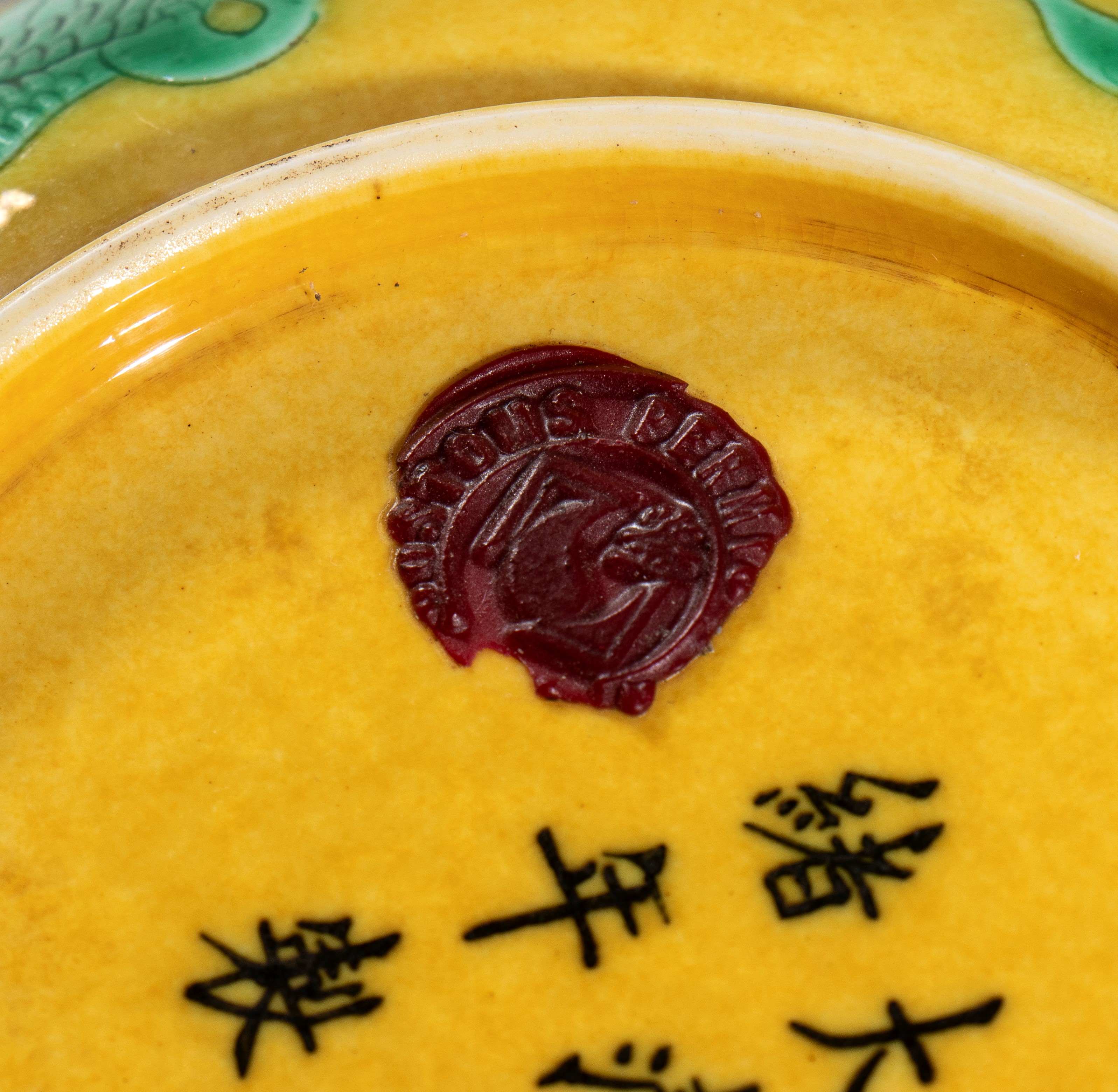 Piatto a forma di drago, smaltatura verde e melanzana su fondo giallo, Cina, XX secolo