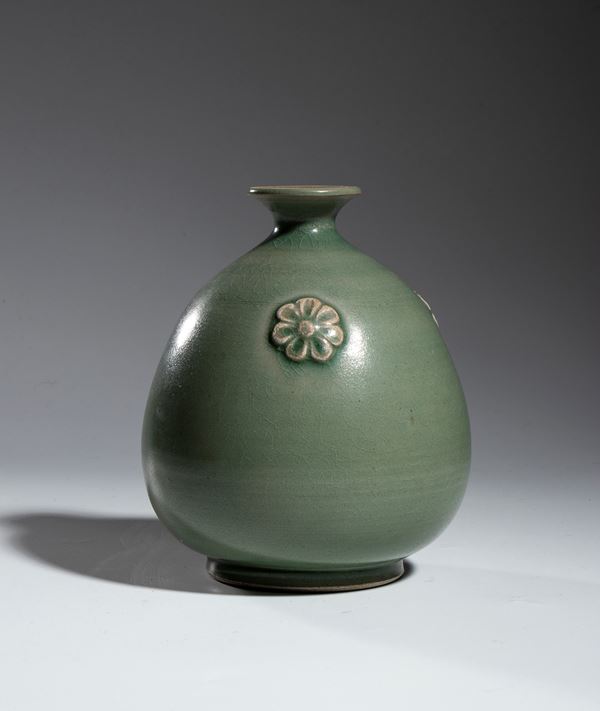 Celadon crackle vase in porcelain, Korea