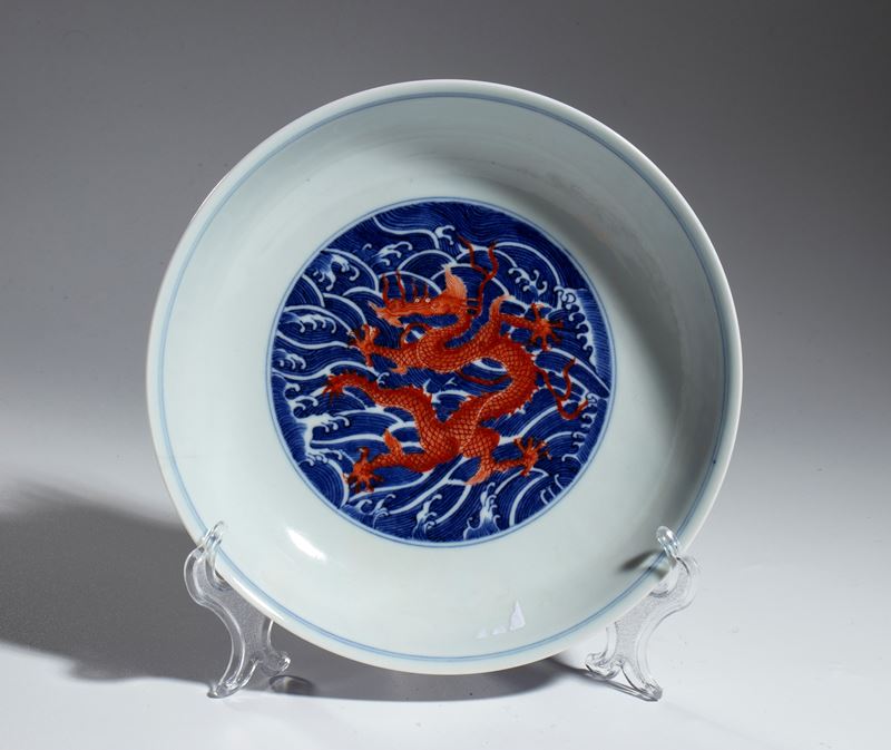 Piatto con decorazione a drago, porcellana cinese, XX secolo