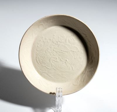 Piatto in porcellana Jingdezhen, Cina, XX secolo, con decoro a rilievo naturalistico