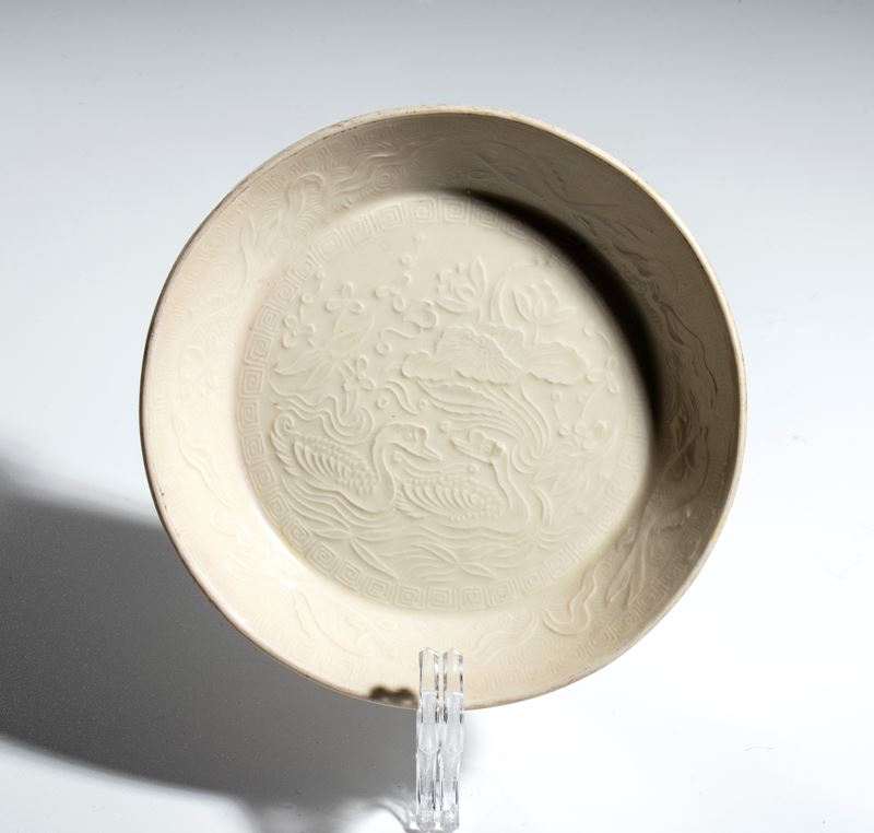 Piatto in porcellana Jingdezhen, Cina, XX secolo, con decoro a rilievo naturalistico