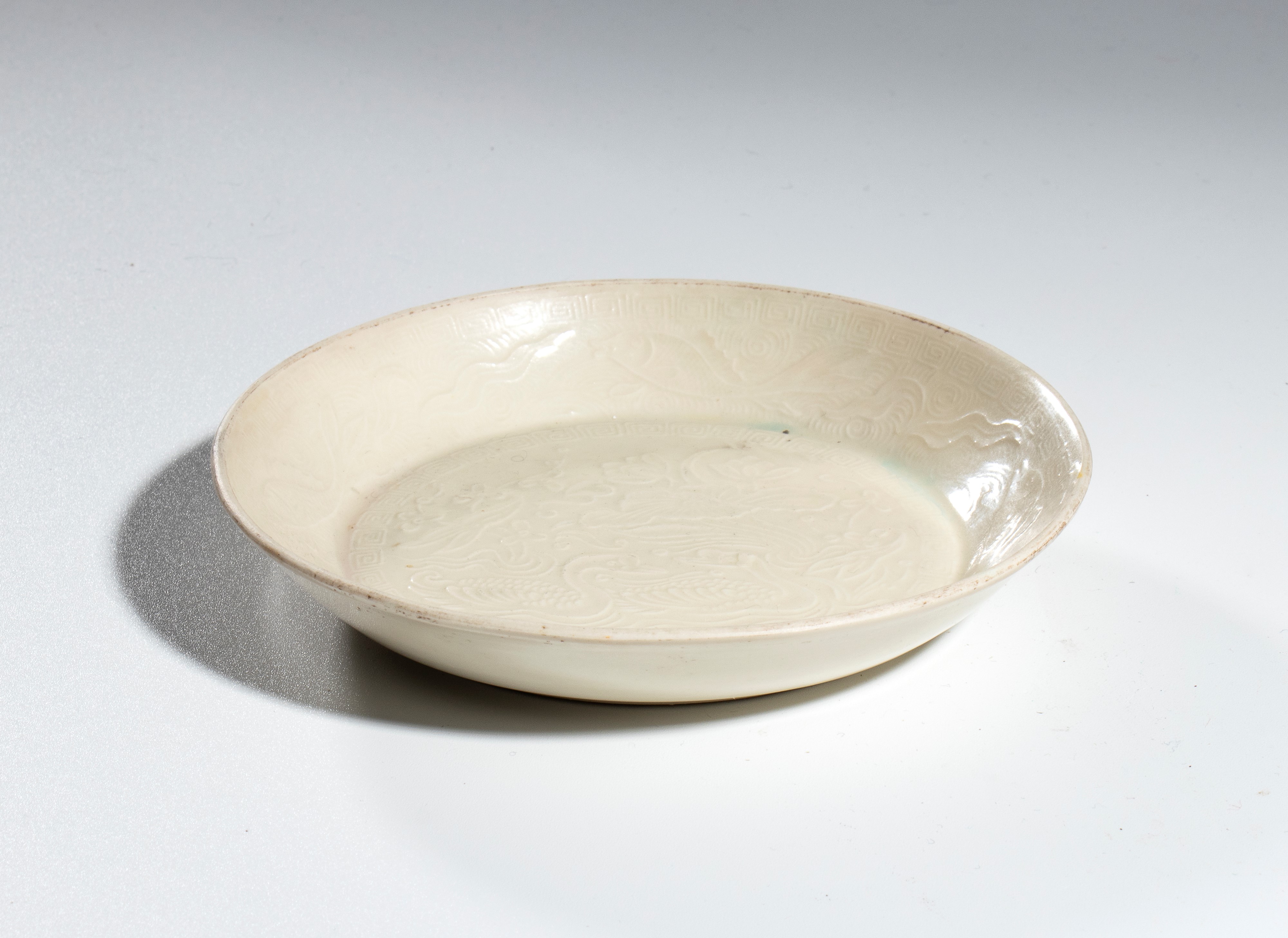 Piatto in porcellana Jingdezhen, Cina, XX secolo, con decoro a rilievo naturalistico