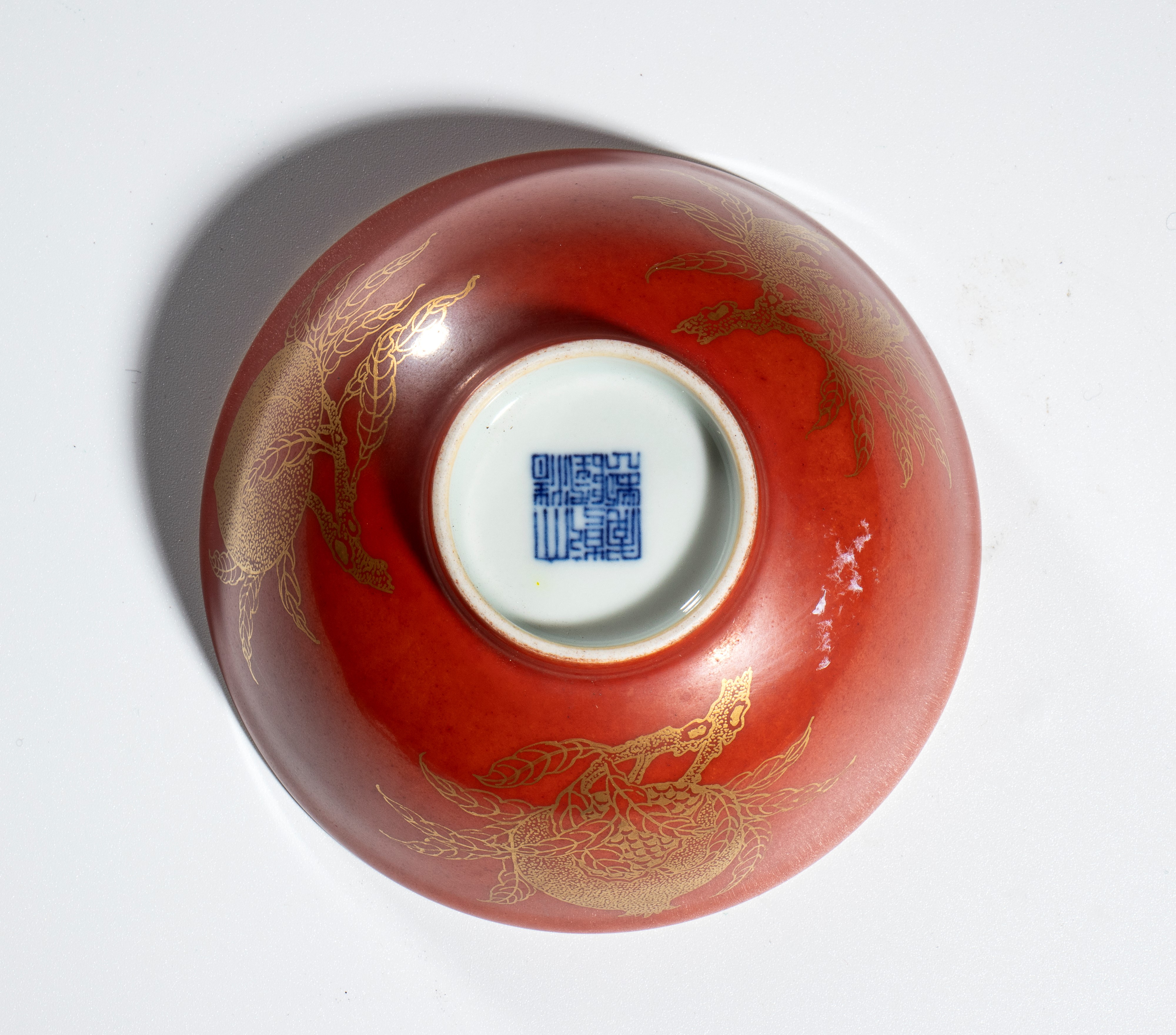 Ciotola in porcellana, decoro a smalti blu di cobalto e rosso di ferro, Cina, XX secolo