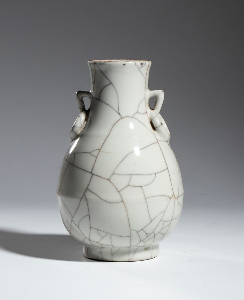 Vaso Hu in porcellana con invetriatura craquelé, Cina, XX secolo
