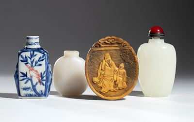 Cina, Tre tabacchiere in giada e porcellana e un ciondolo, XX secolo