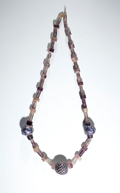 Collana di cristallo e pietre di fiume, Cina, XX secolo