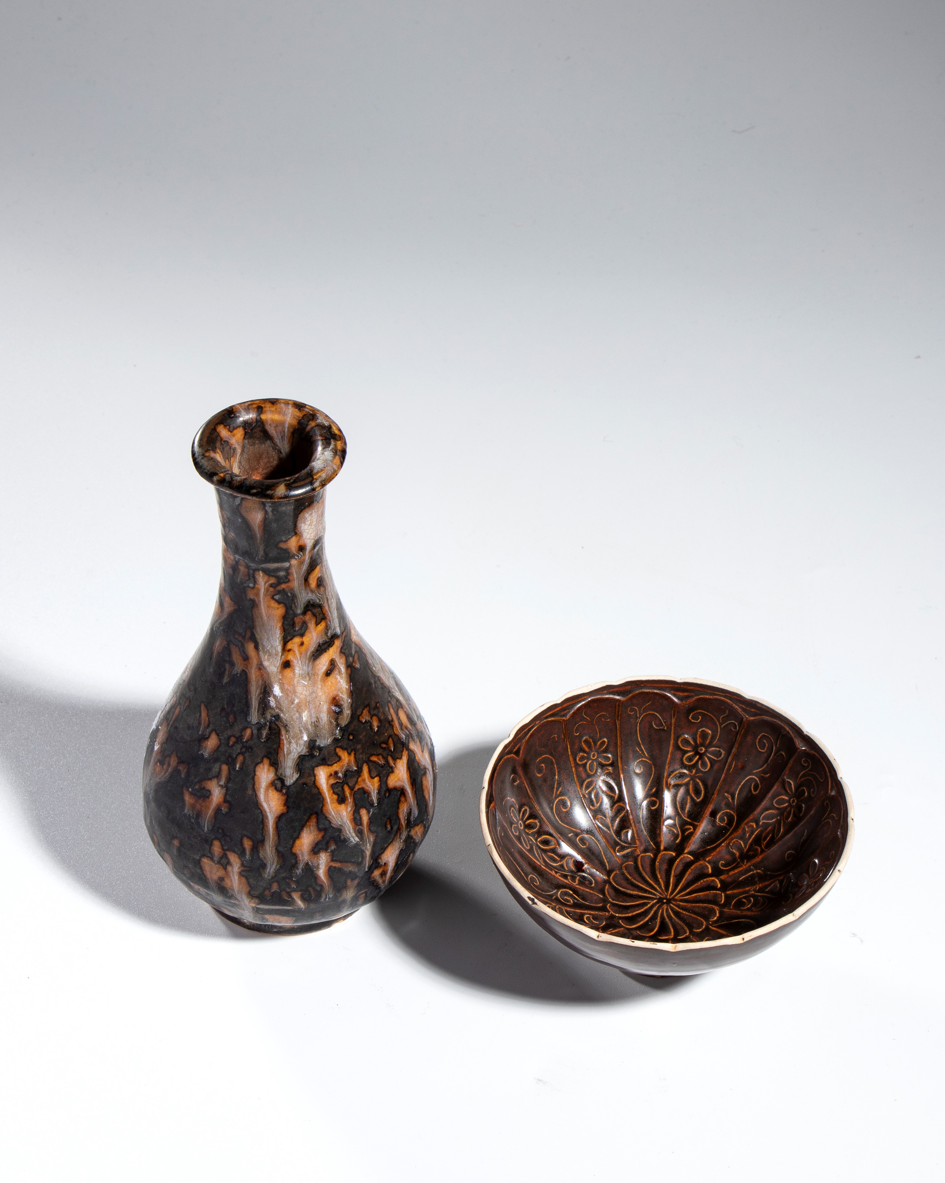Vaso Jizhou in smalto tartarugato e ciotola da tè in stile Trần, XX secolo