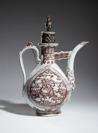 Vaso in ceramica bianco e rosso con coperchio in argento, Cina, XX secolo