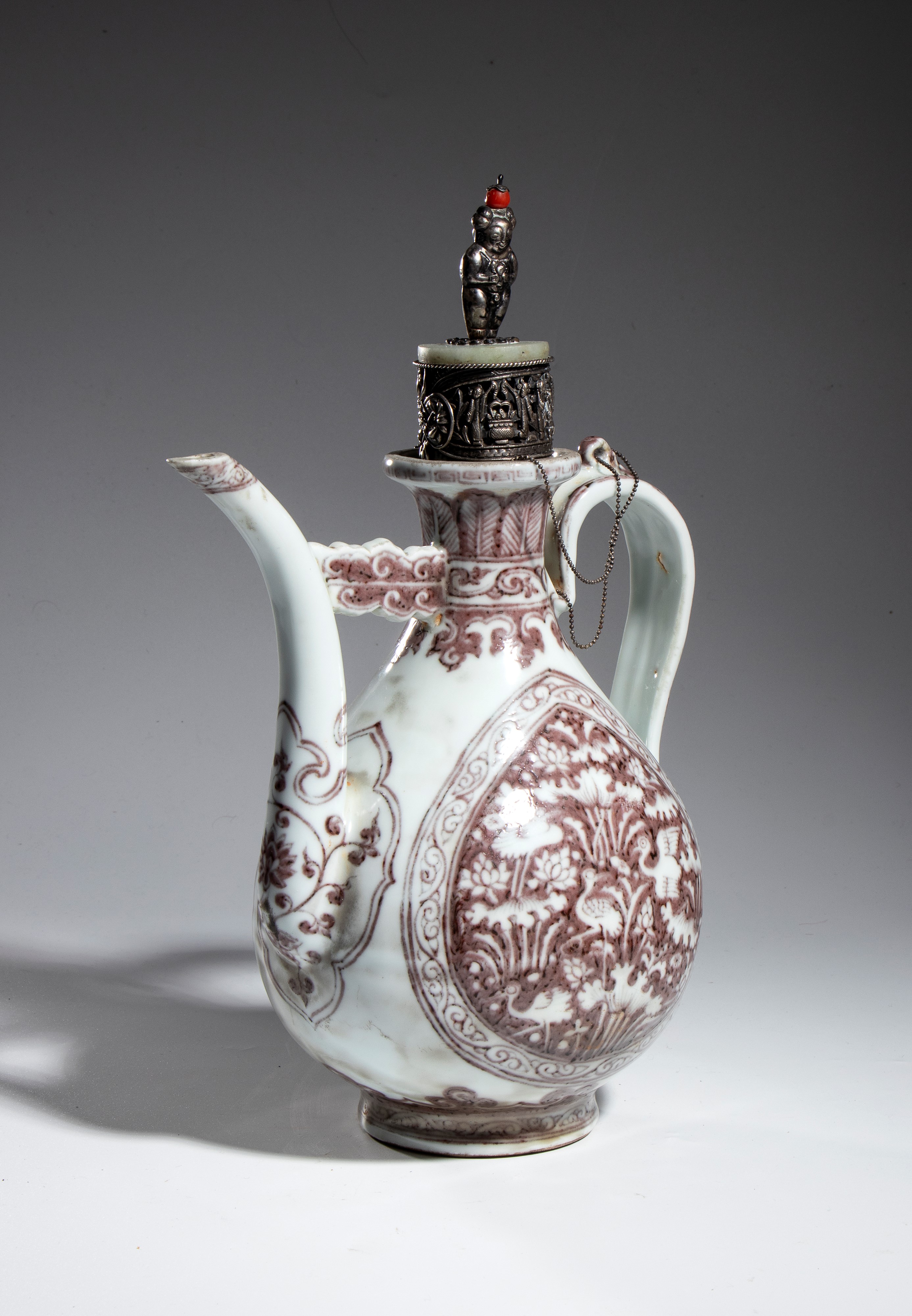 Vaso in ceramica bianco e rosso con coperchio in argento, Cina, XX secolo