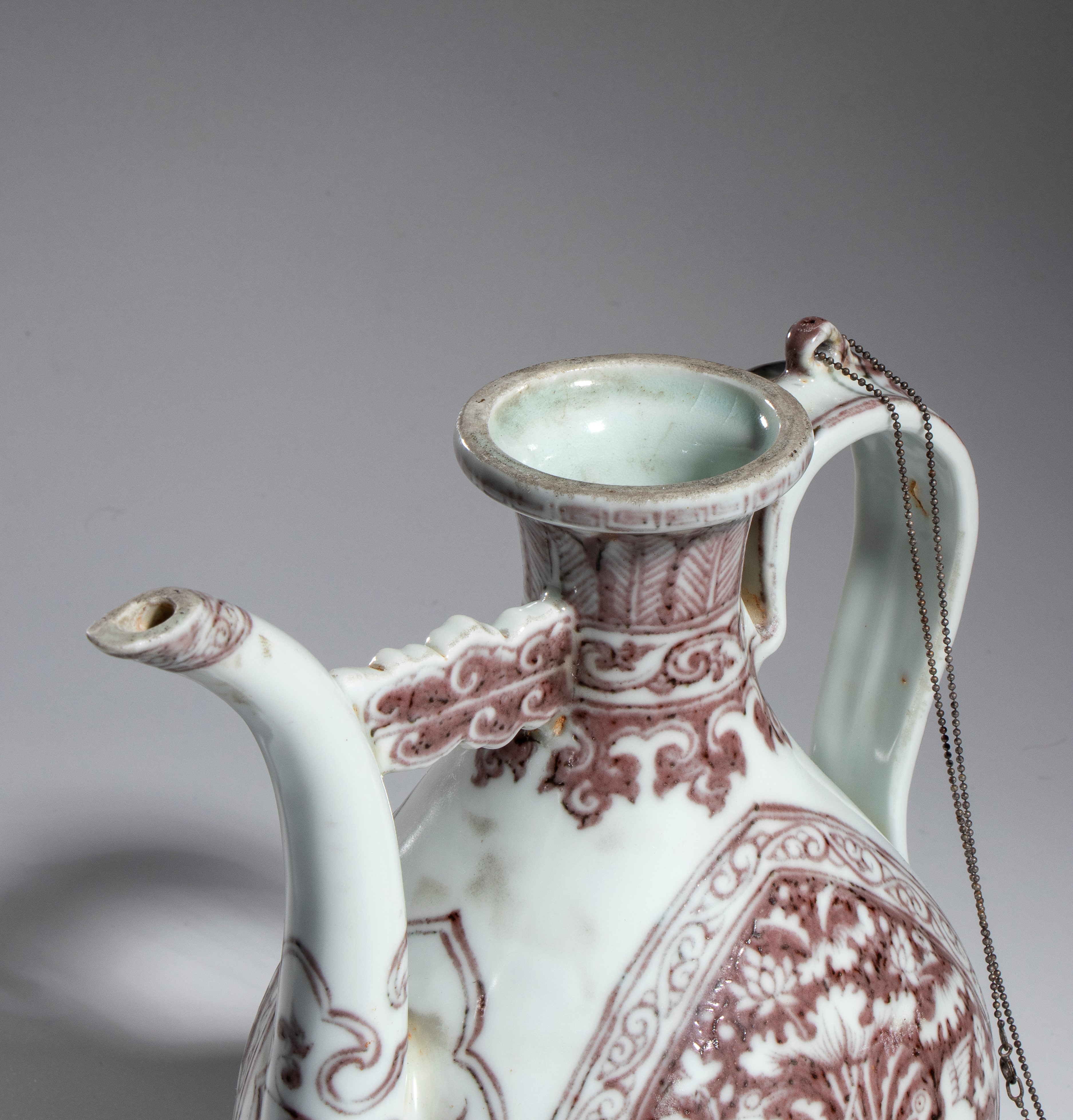 Vaso in ceramica bianco e rosso con coperchio in argento, Cina, XX secolo