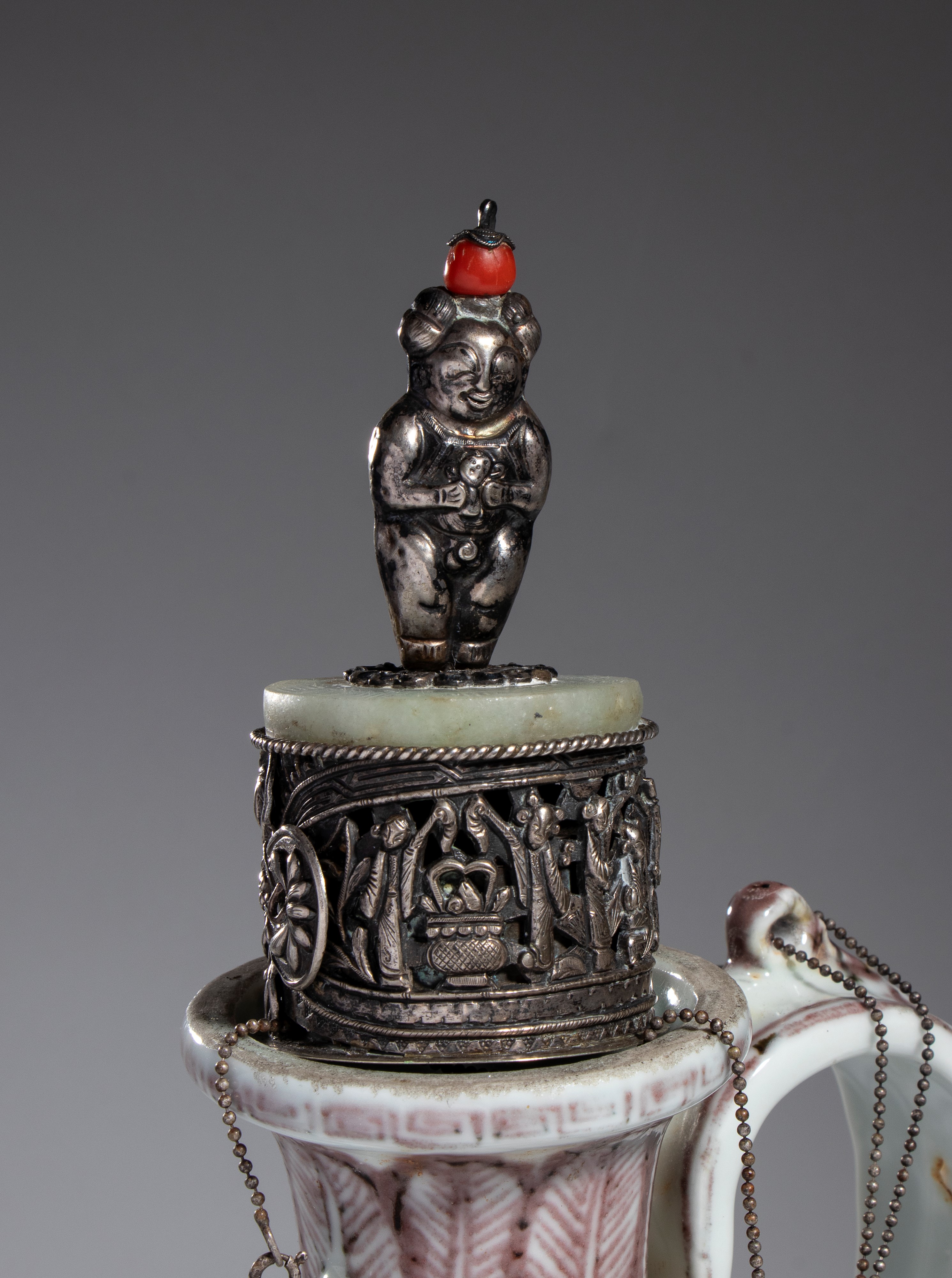 Vaso in ceramica bianco e rosso con coperchio in argento, Cina, XX secolo