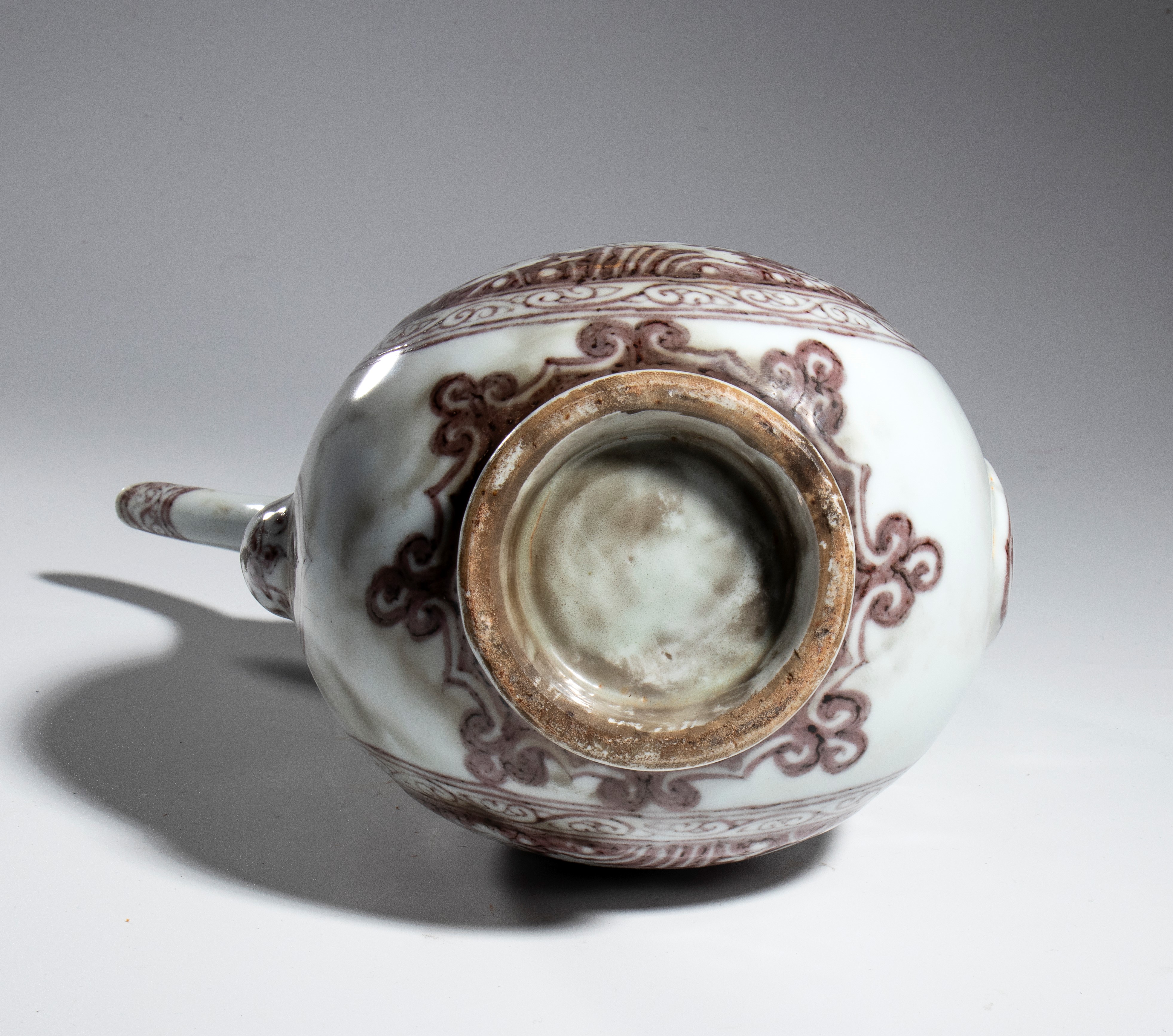 Vaso in ceramica bianco e rosso con coperchio in argento, Cina, XX secolo
