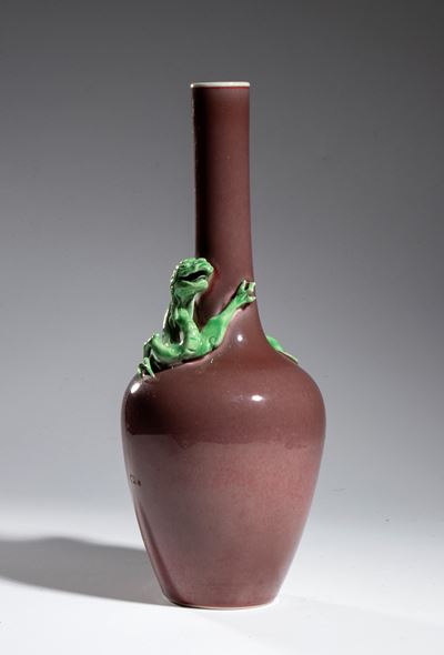 Vaso con drago arrotolato, Cina, XX secolo, Altezza 28 cm, Marchio a sei caratteri, Periodo Kangx...