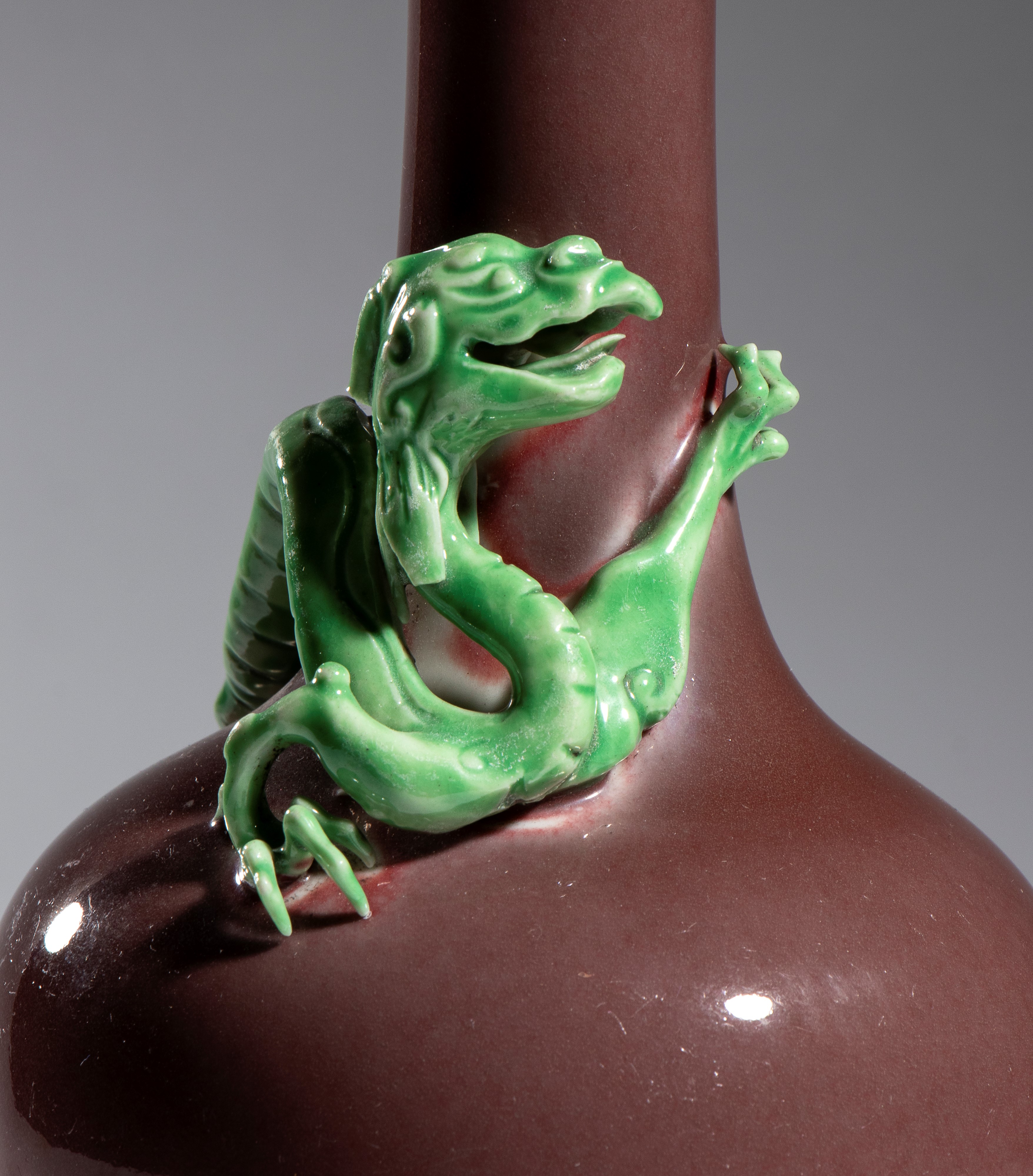 Vaso con drago arrotolato, Cina, XX secolo, Altezza 28 cm, Marchio a sei caratteri, Periodo Kangx...