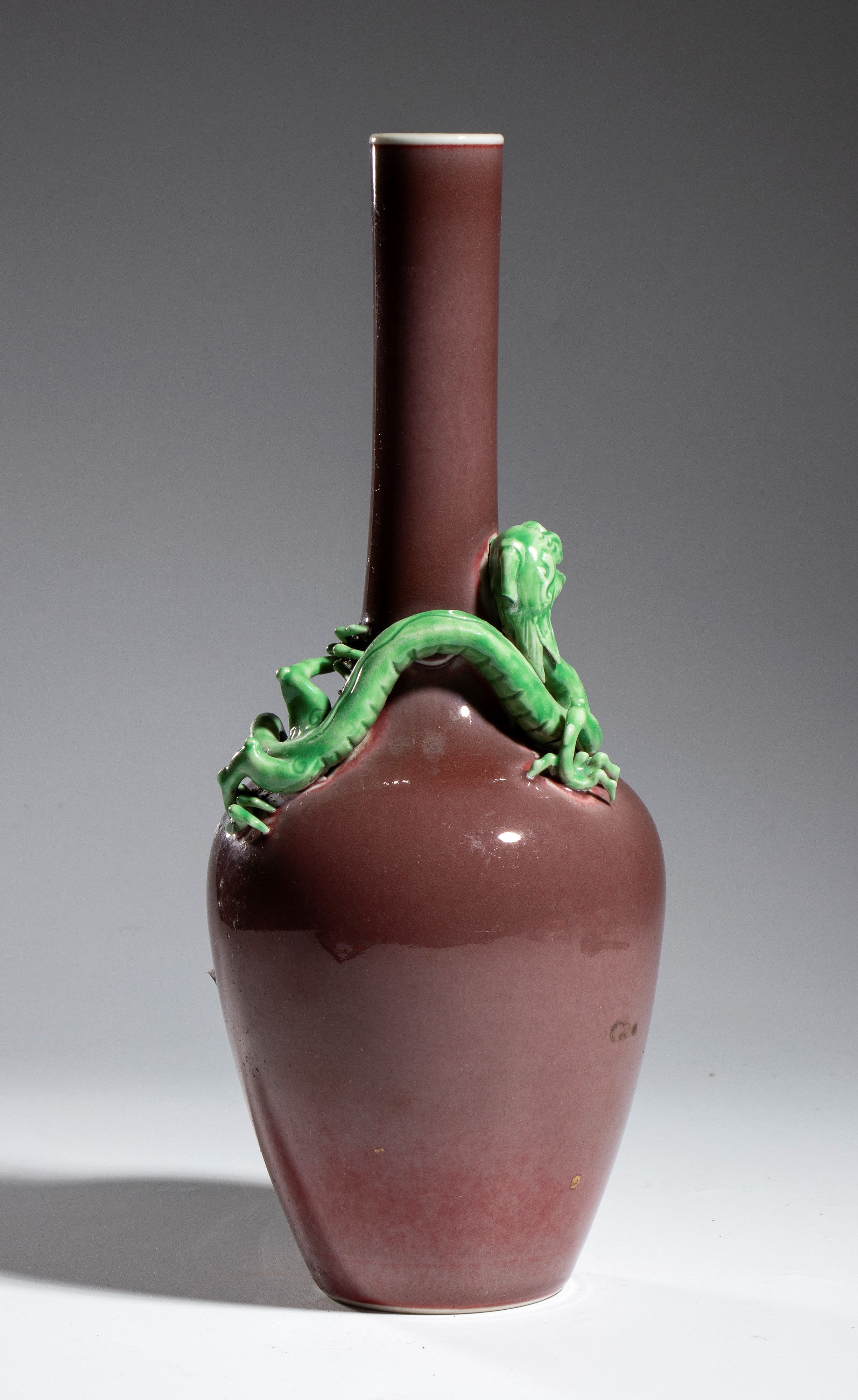 Vaso con drago arrotolato, Cina, XX secolo, Altezza 28 cm, Marchio a sei caratteri, Periodo Kangx...