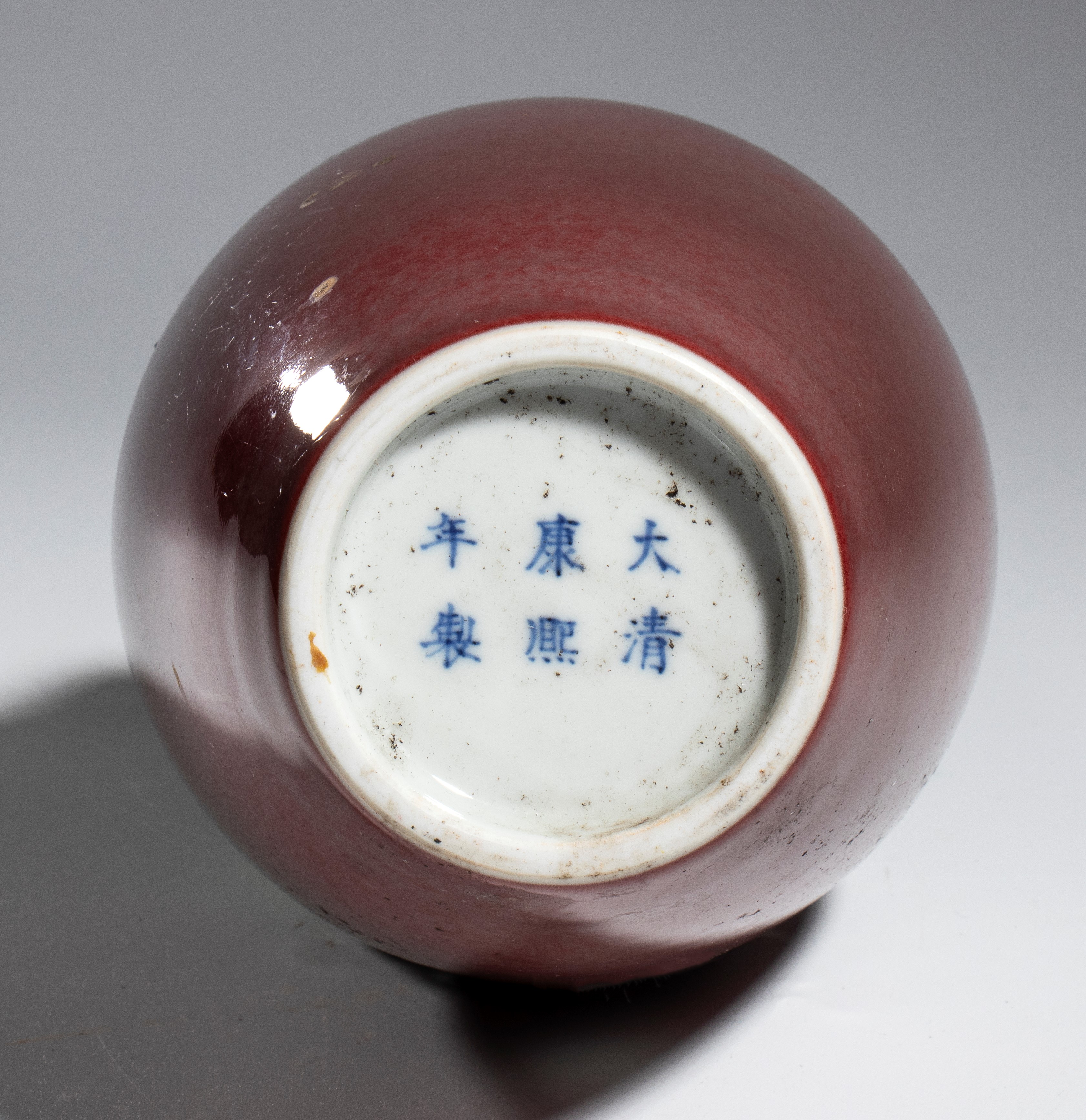 Vaso con drago arrotolato, Cina, XX secolo, Altezza 28 cm, Marchio a sei caratteri, Periodo Kangx...