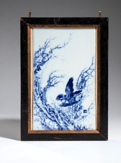 Placca in porcellana bianca e blu decorata con uccello, Cina, XX secolo