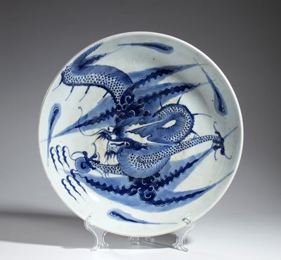 Piatto in porcellana bianca e blu con drago, Cina, XX secolo