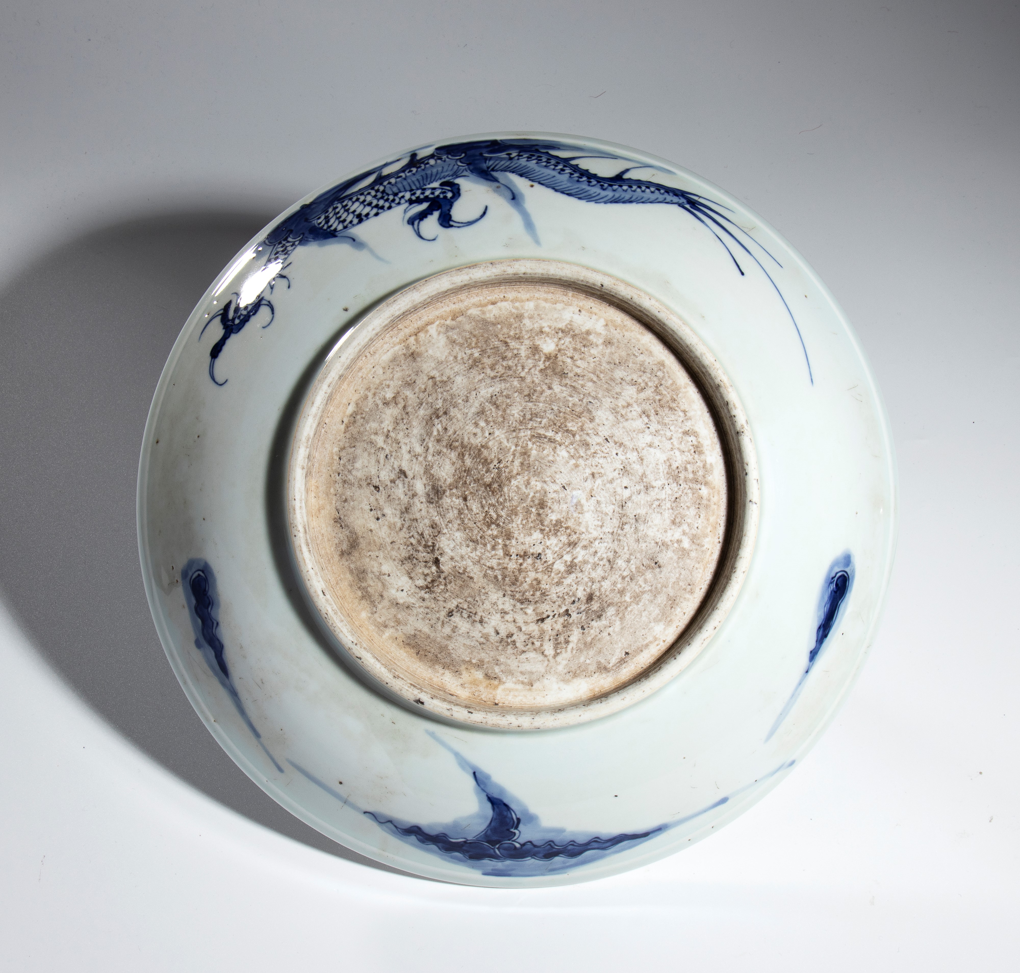 Piatto in porcellana bianca e blu con drago, Cina, XX secolo