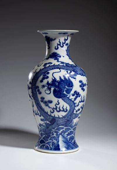 Vaso in porcellana bianca e blu con decorazione di drago e nuvole, Cina, XX secolo