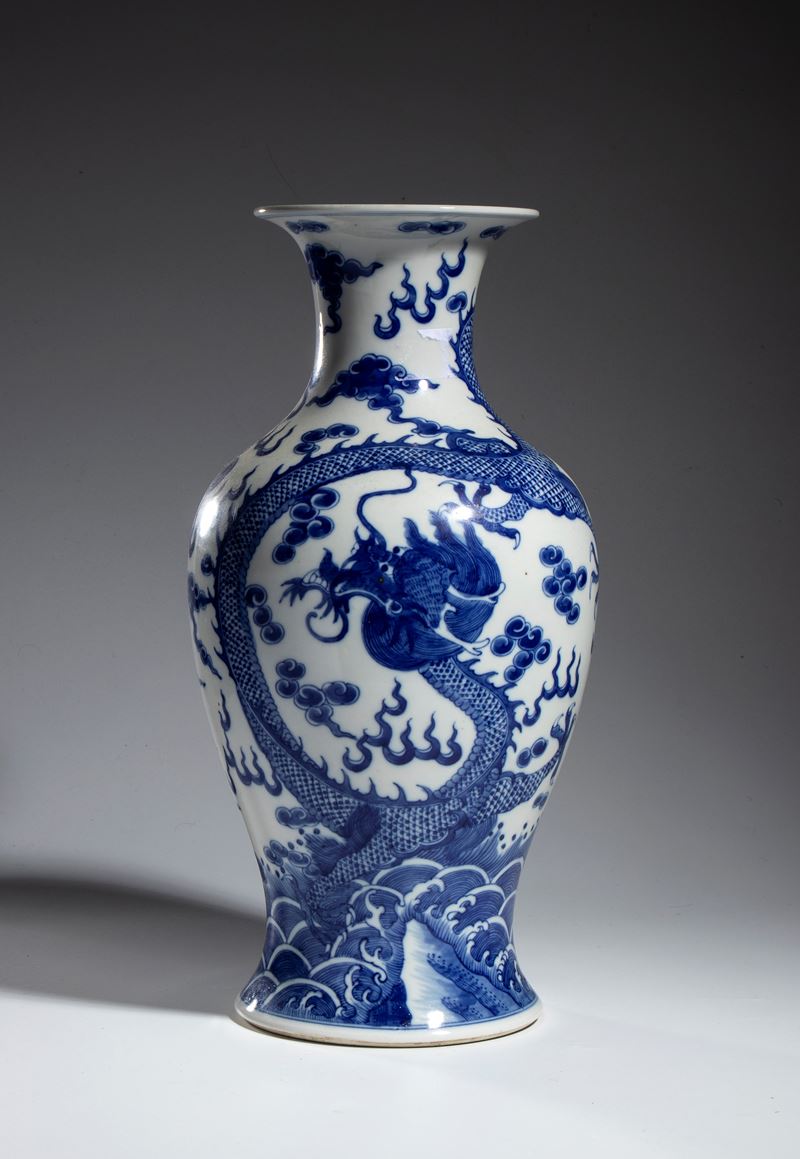 Vaso in porcellana bianca e blu con decorazione di drago e nuvole, Cina, XX secolo